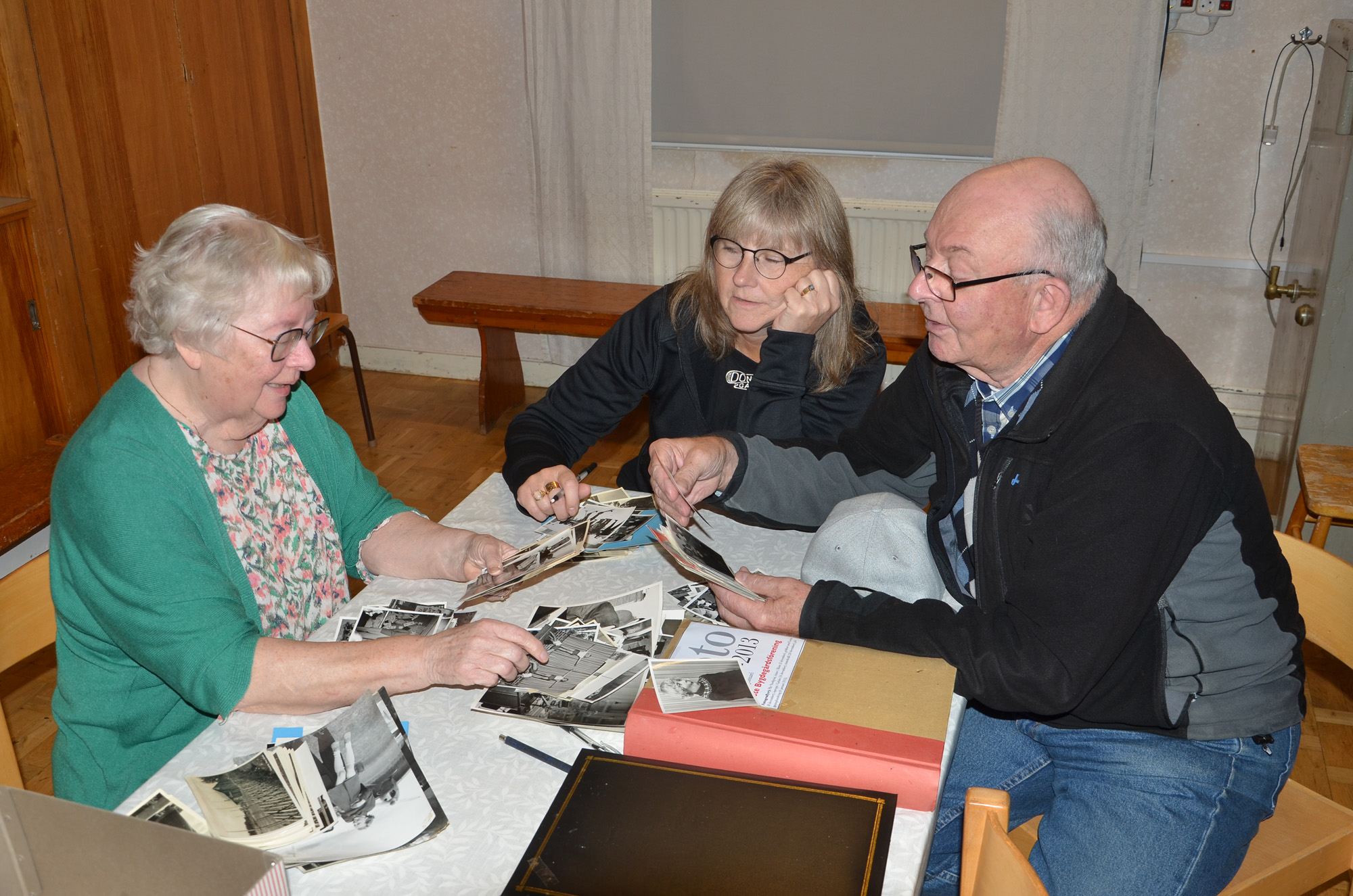 Röste.nu – Röstebilder – Kulturdag i Dönjegården med kolbullar, gamla bilder och honung 2024