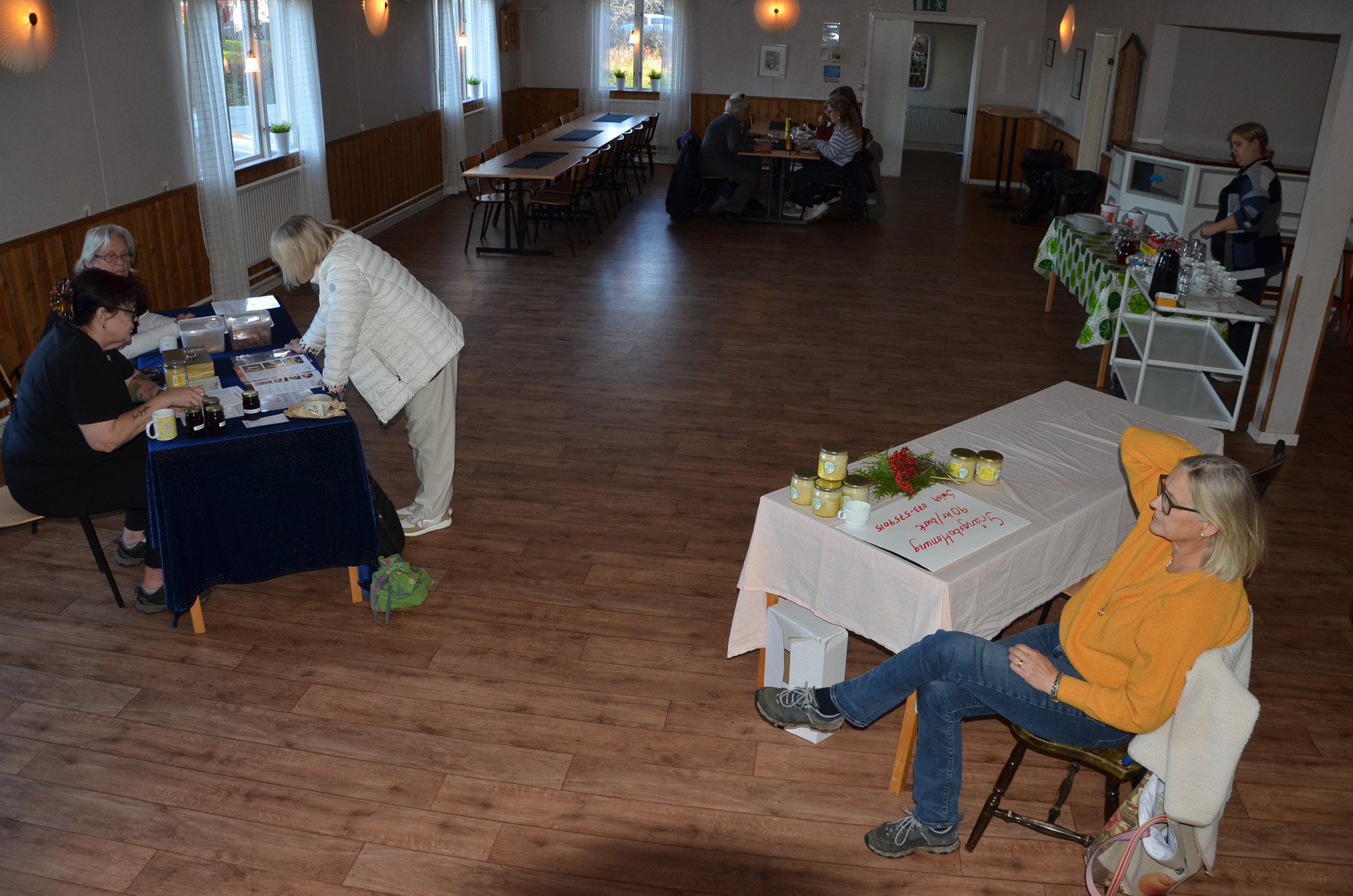 Röste.nu – Röstebilder – Kulturdag i Dönjegården med kolbullar, gamla bilder och honung 2024