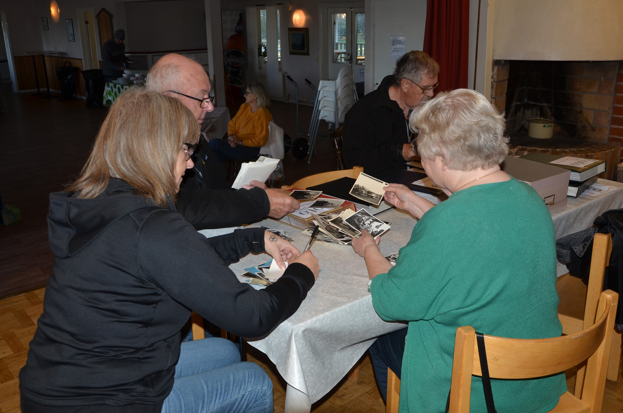 Röste.nu – Röstebilder – Kulturdag i Dönjegården med kolbullar, gamla bilder och honung 2024