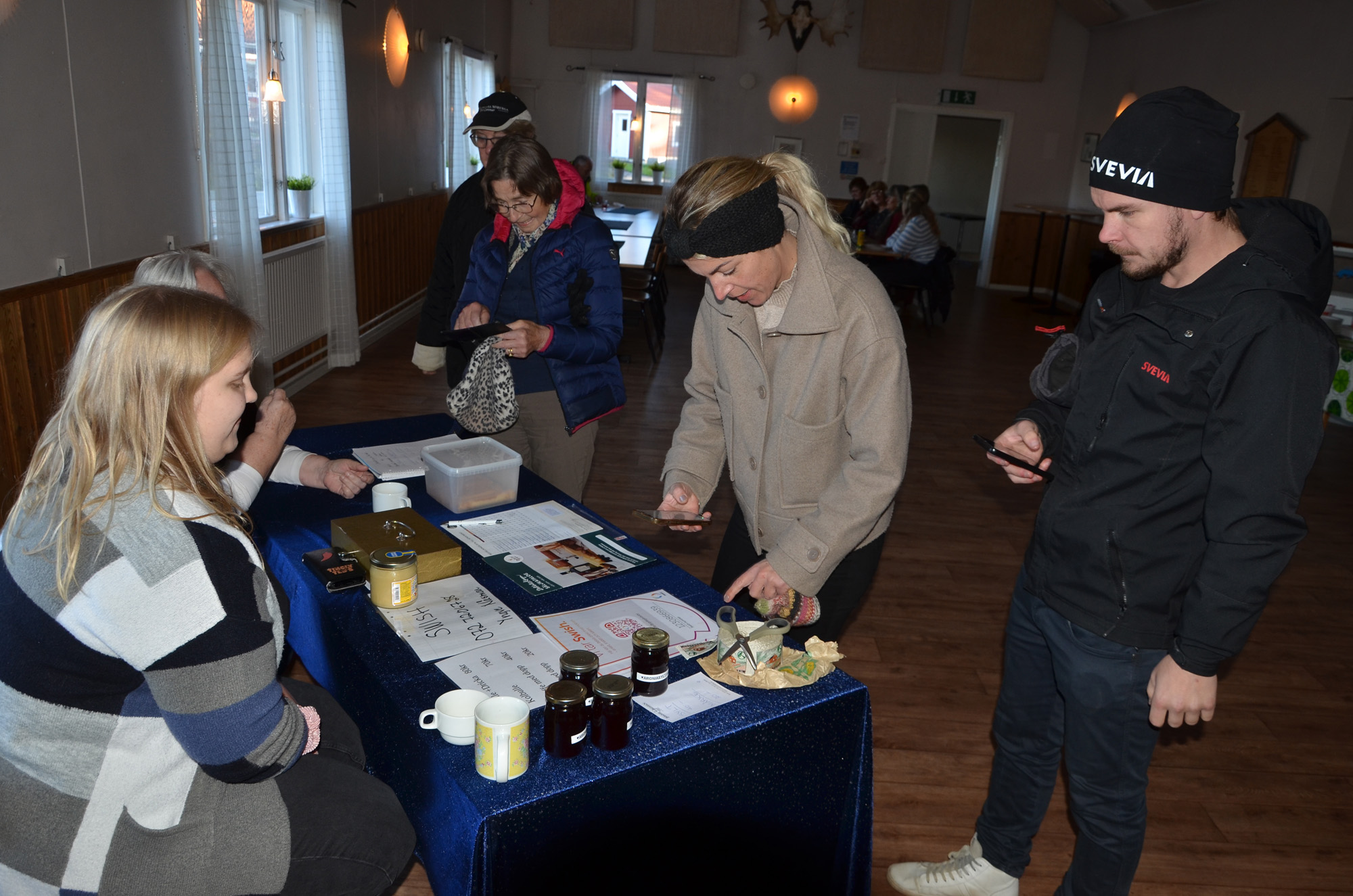 Röste.nu – Röstebilder – Kulturdag i Dönjegården med kolbullar, gamla bilder och honung 2024