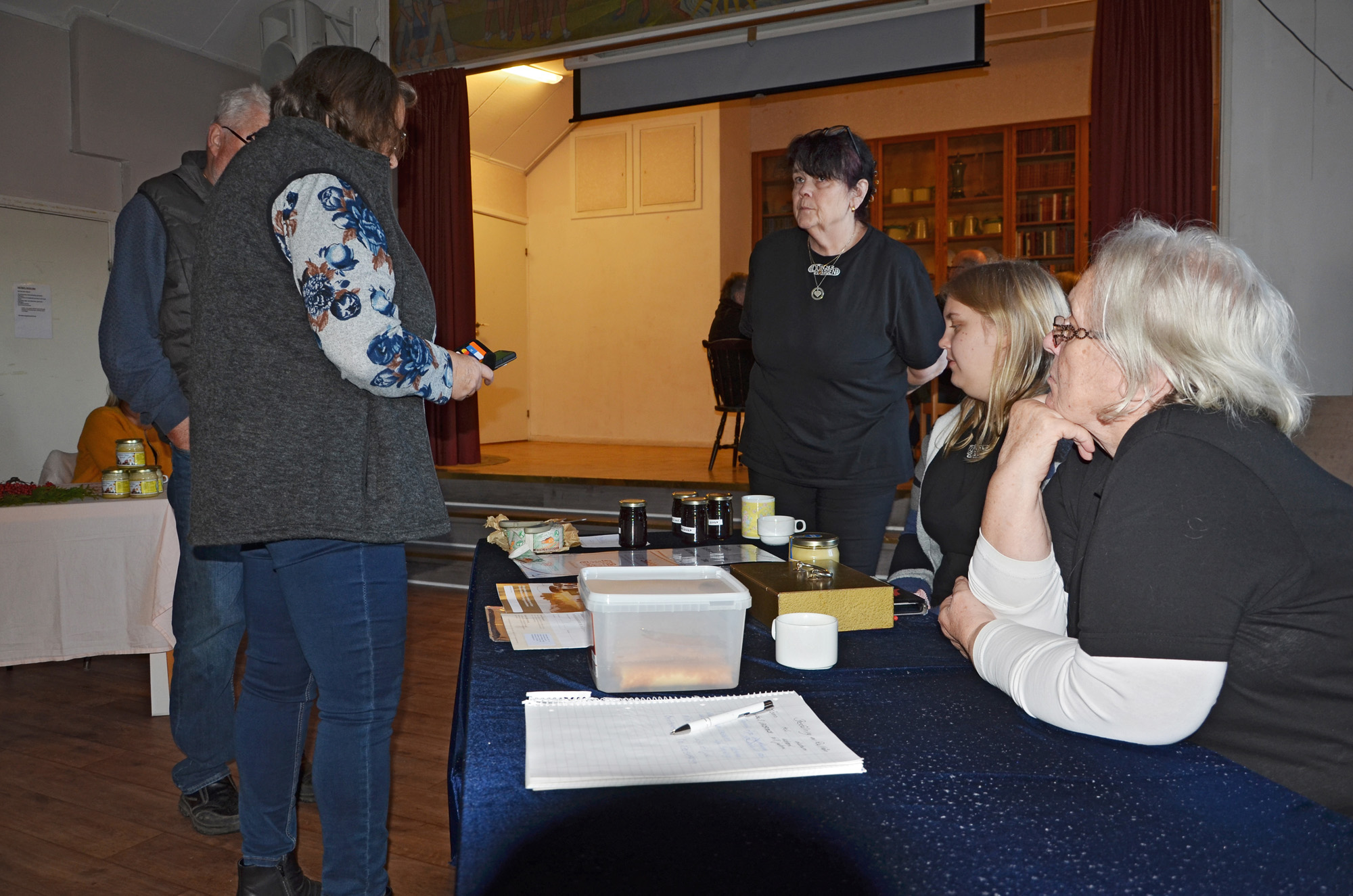 Röste.nu – Röstebilder – Kulturdag  i Dönjegården med kolbullar, gamla bilder och honung 2024