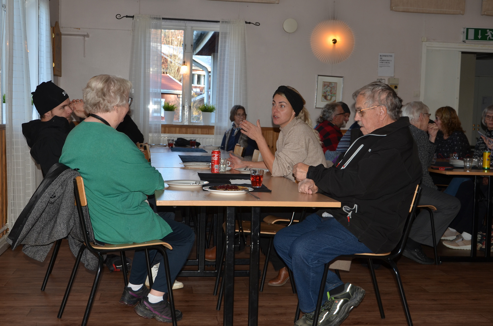 Röste.nu – Röstebilder – Kulturdag i Dönjegården med kolbullar, gamla bilder och honung 2024