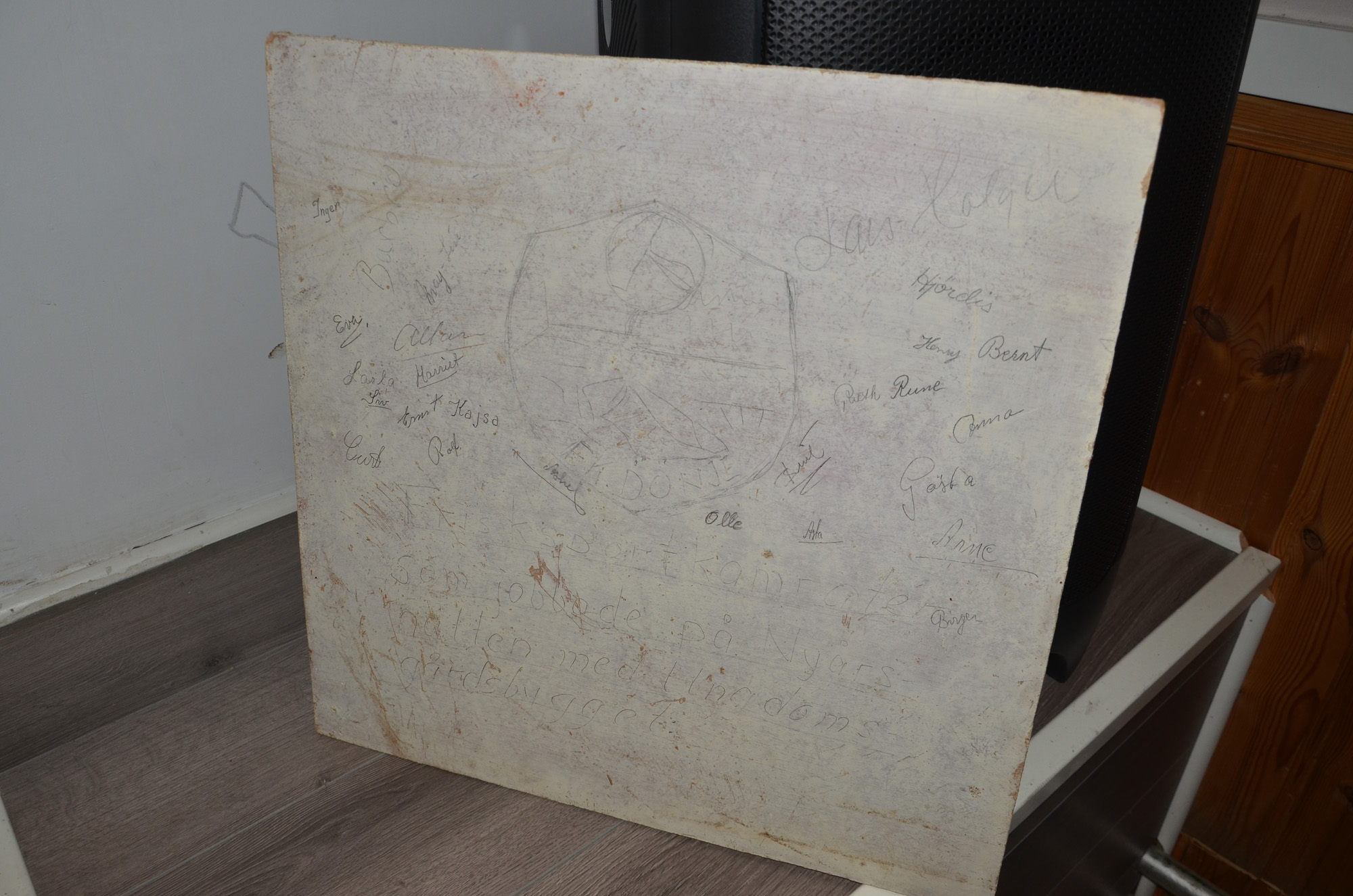 Röste.nu – Röstebilder – Kulturdag i Dönjegården med kolbullar, gamla bilder och honung 2024