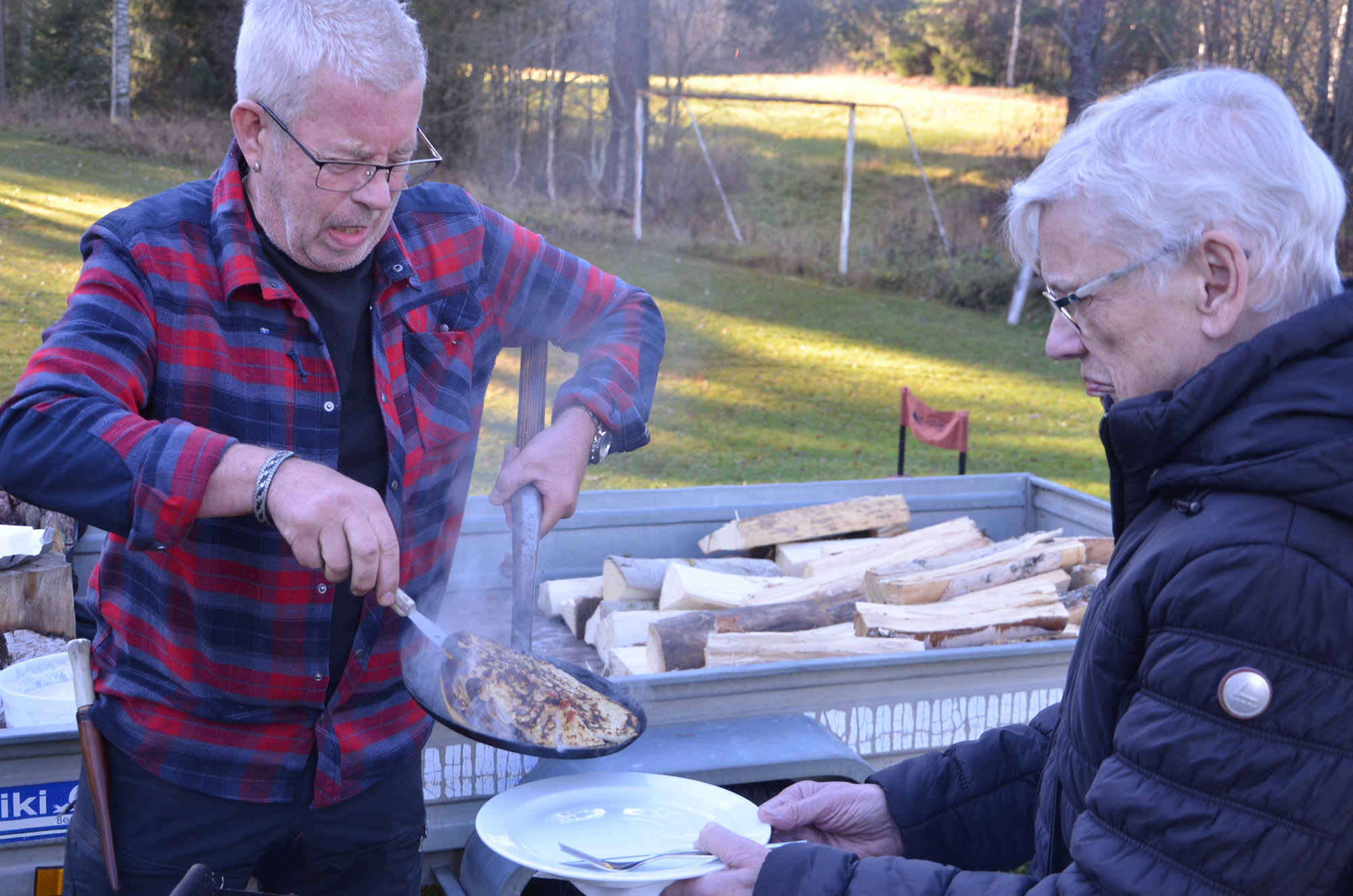 Röste.nu – Röstebilder – Kulturdag i Dönjegården med kolbullar, gamla bilder och honung 2024