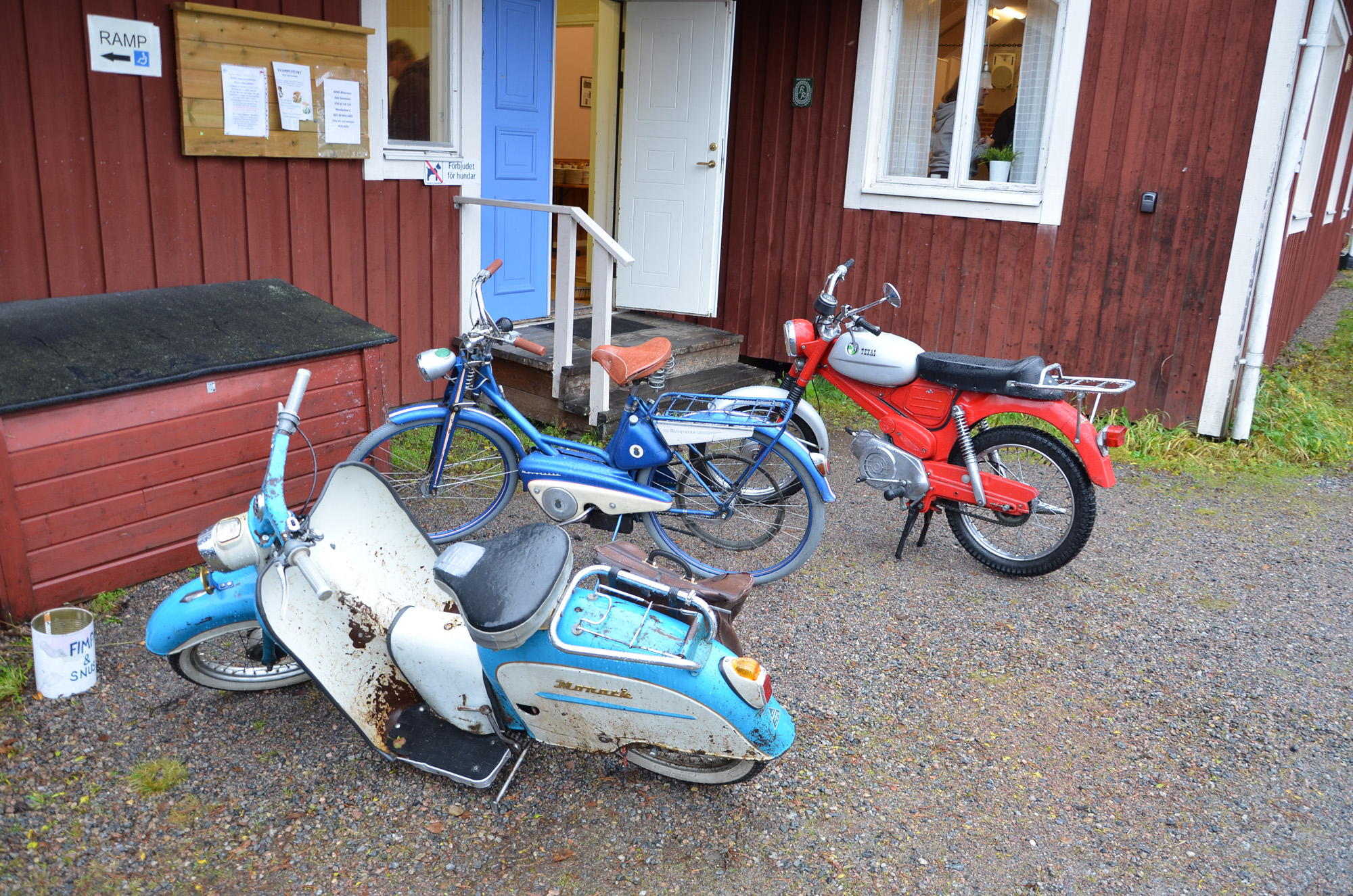 Röste.nu – Röstebilder – Kulturdag i Dönjegården med Bollnäs Veteranmopedklubb och föreläsning av Arja Rohlin 2019