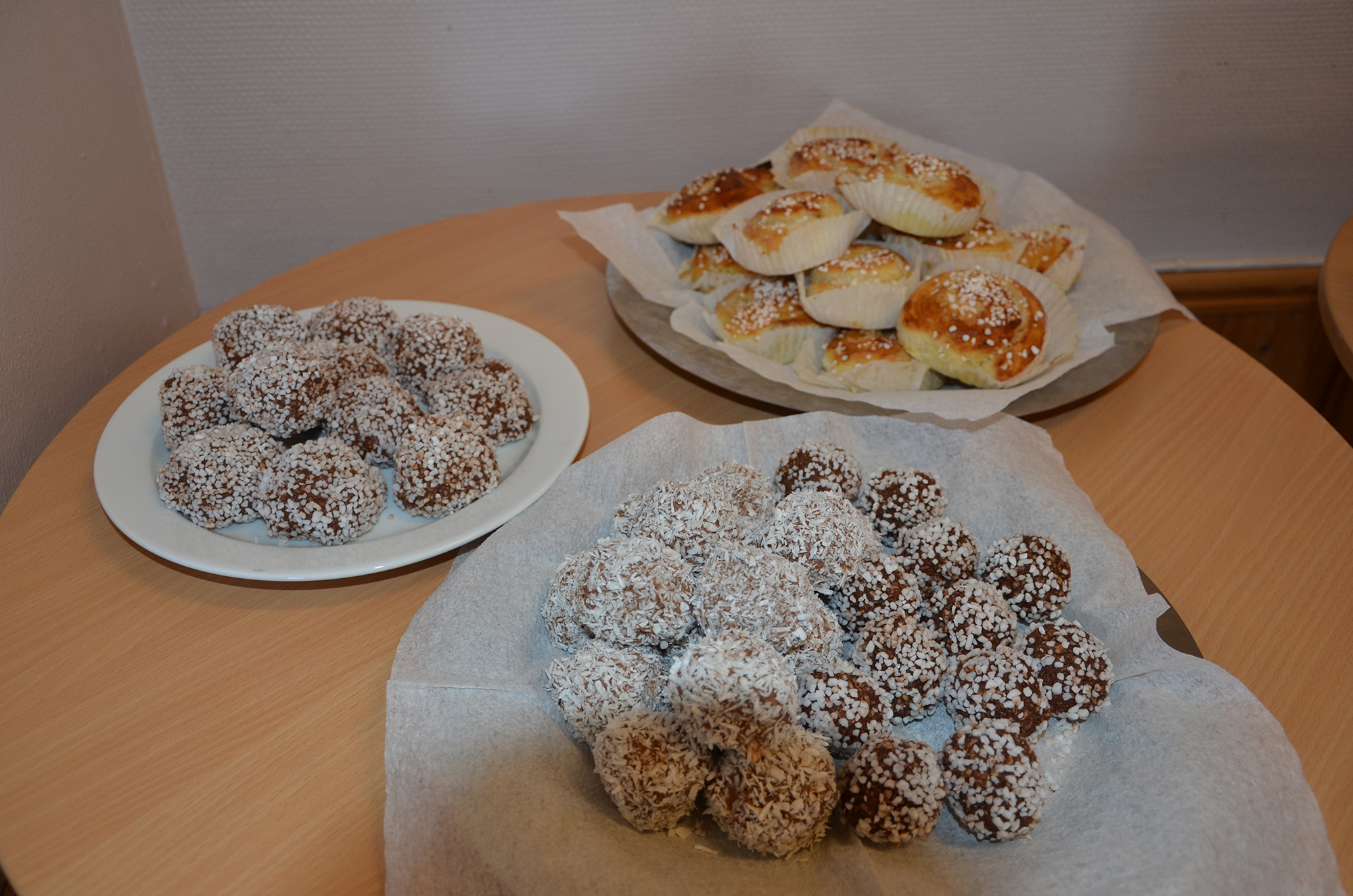 Röste.nu – Röstebilder – Kulturdag i Dönjegården med kolbullar, hantverk och jubileumsfilm 2022