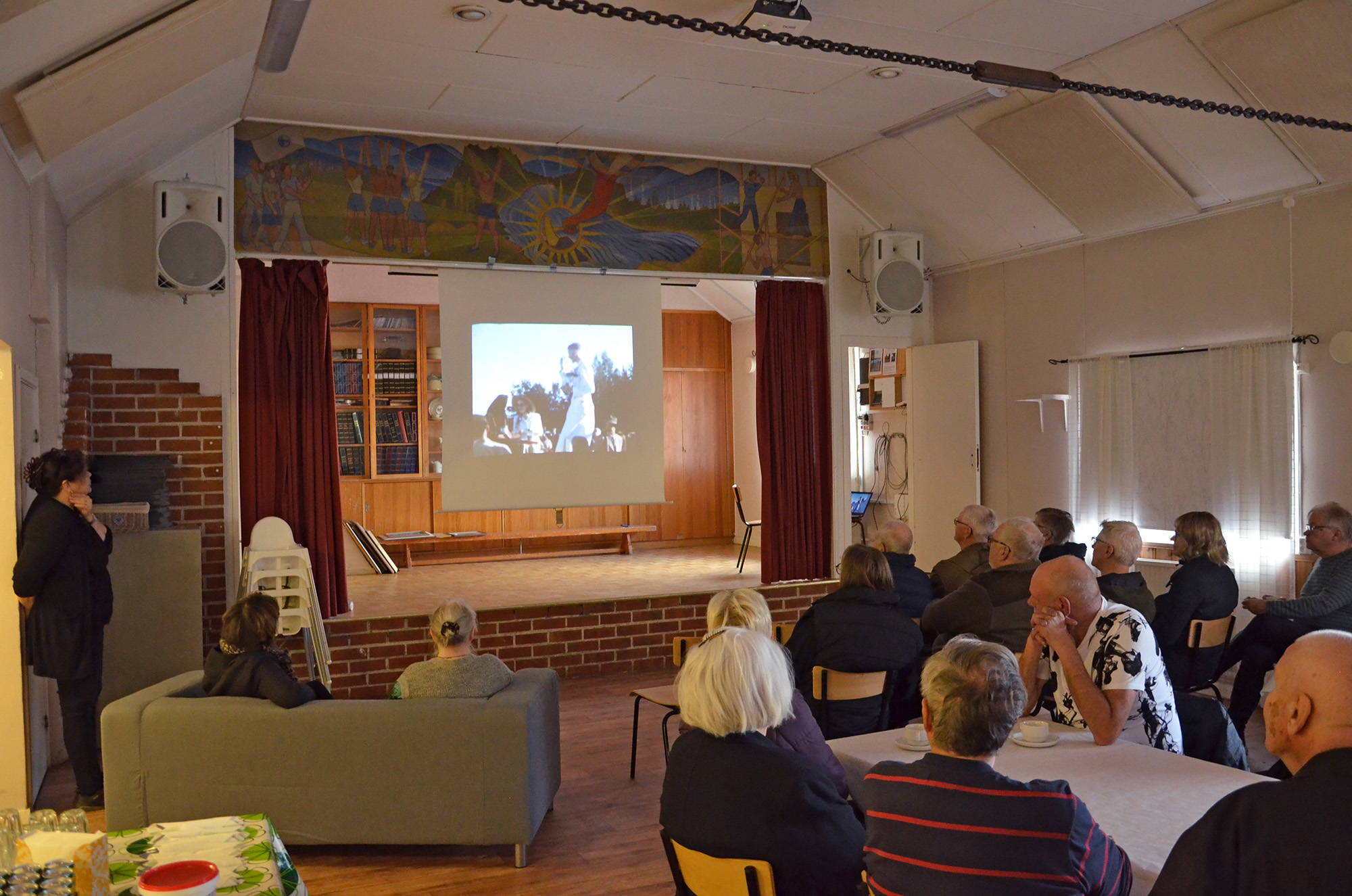 Röste.nu – Röstebilder – Kulturdag i Dönjegården med kolbullar, hantverk och jubileumsfilm 2022