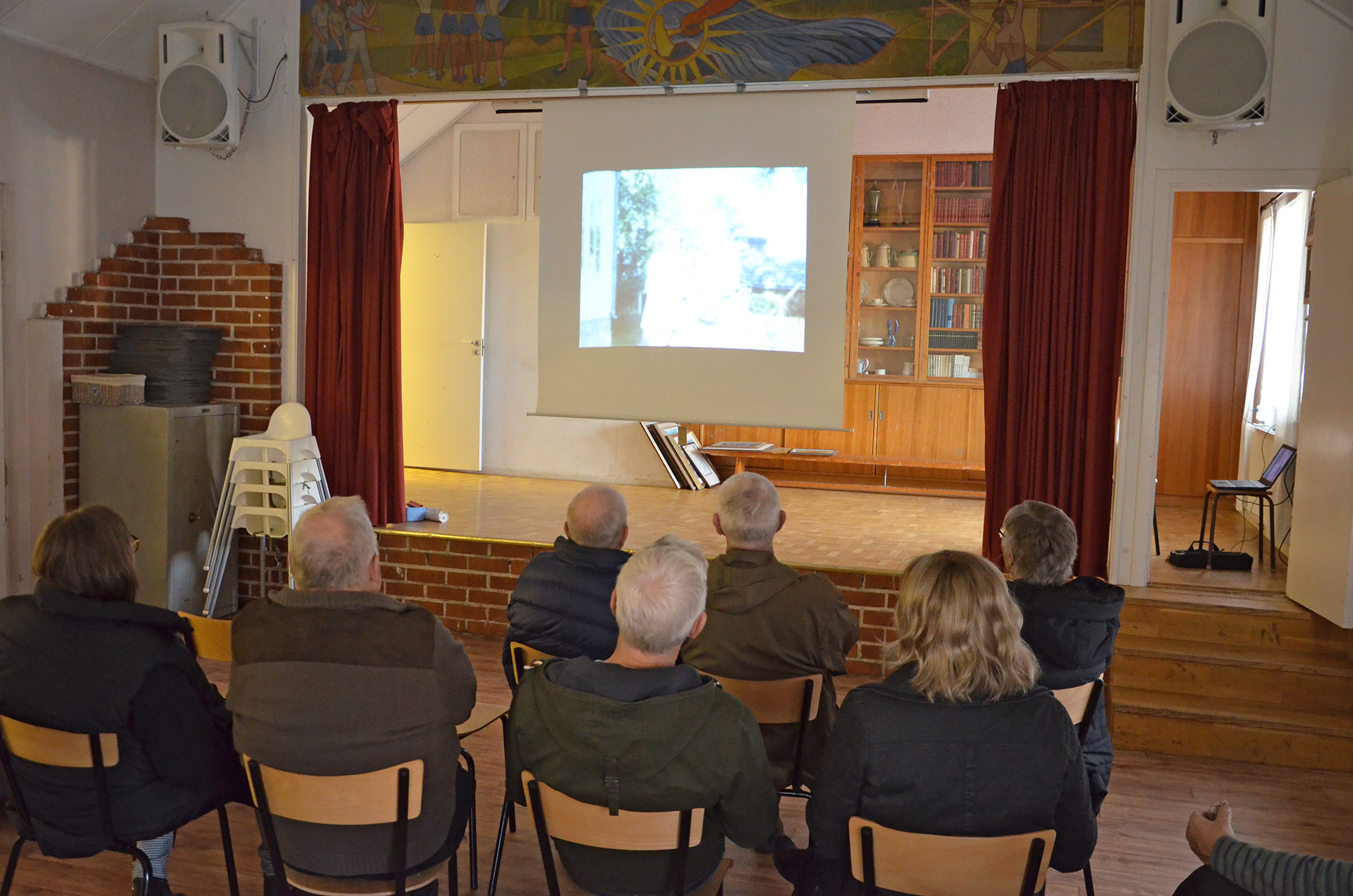 Röste.nu – Röstebilder – Kulturdag i Dönjegården med kolbullar, hantverk och jubileumsfilm 2022