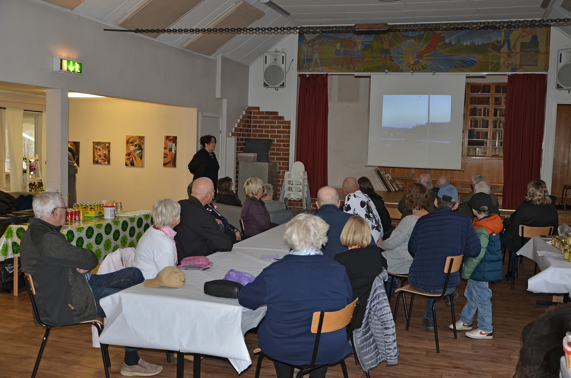 Röste.nu – Röstebilder – Kulturdag i Dönjegården med kolbullar, hantverk och jubileumsfilm 2022