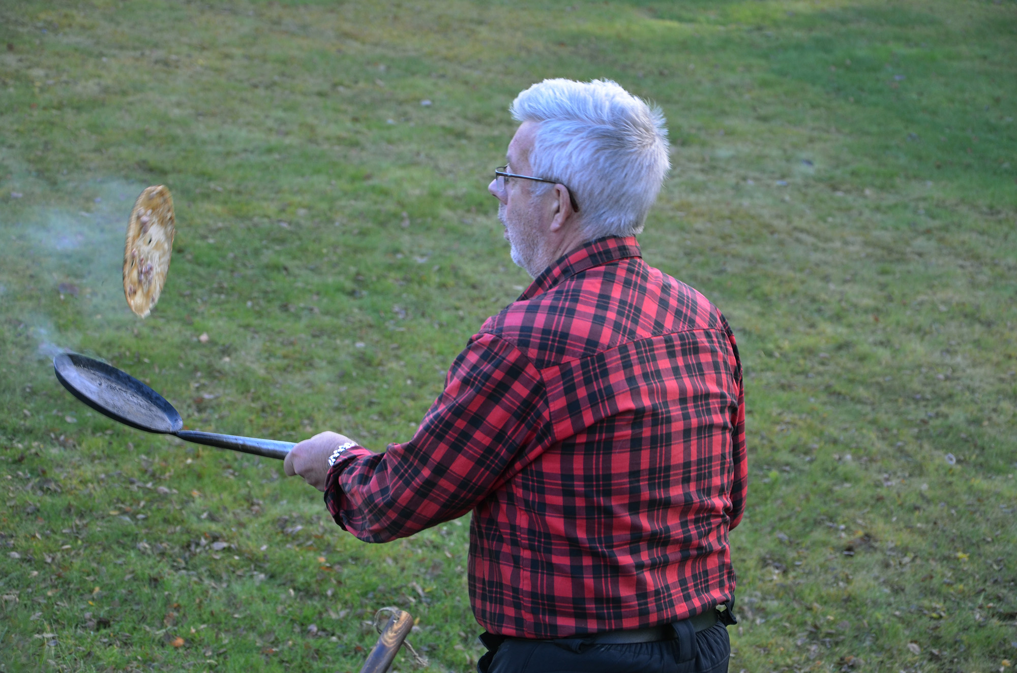 Röste.nu – Röstebilder – Kulturdag i Dönjegården med kolbullar, hantverk och jubileumsfilm 2022