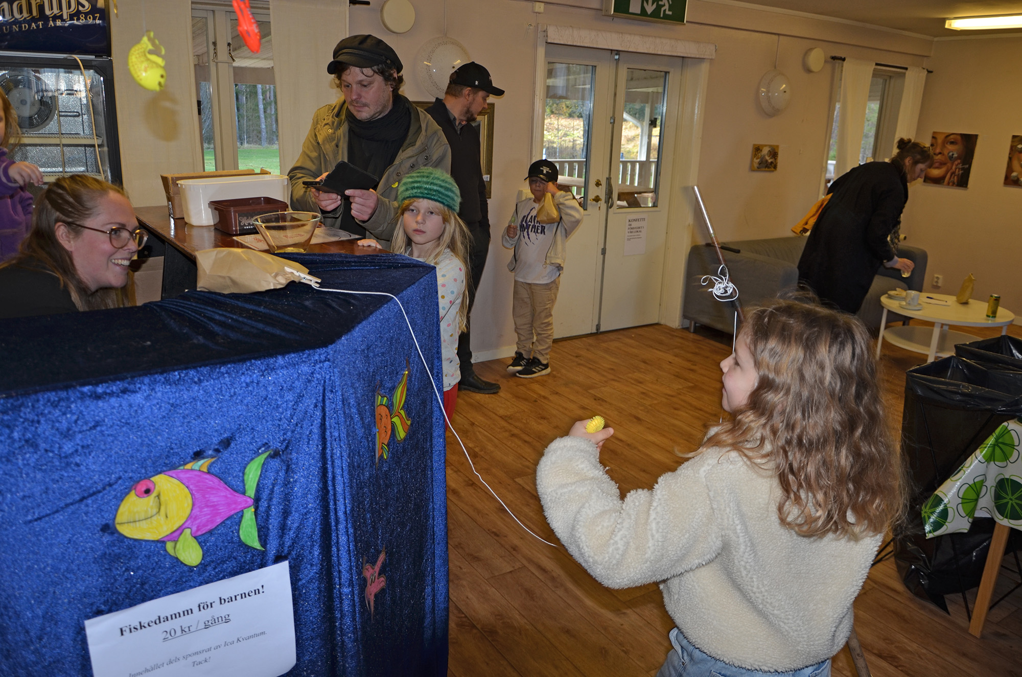 Röste.nu – Röstebilder – Kulturdag i Dönjegården med kolbullar, hantverk och jubileumsfilm 2022