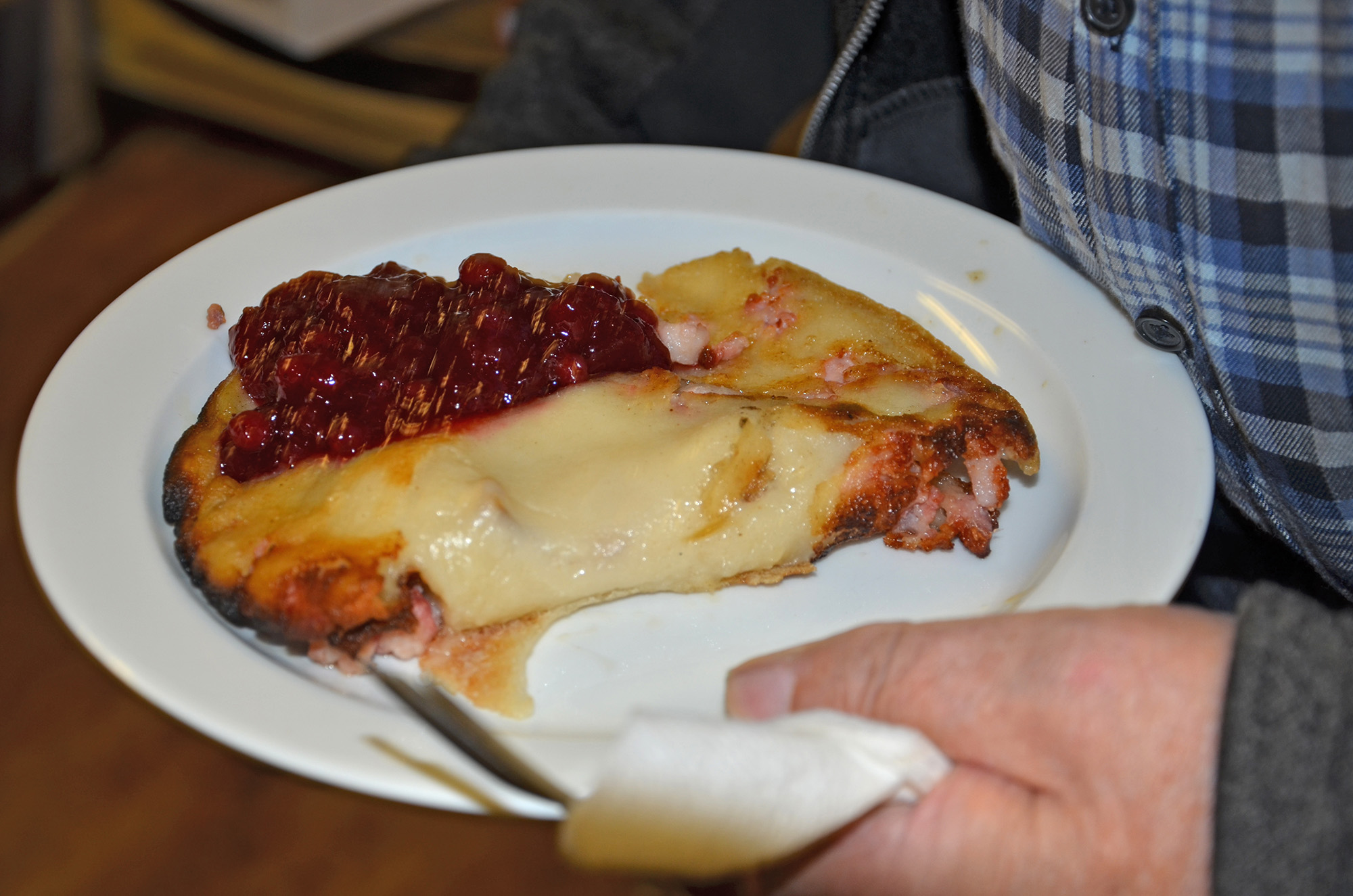 Röste.nu – Röstebilder – Kulturdag i Dönjegården med kolbullar, hantverk och jubileumsfilm 2022