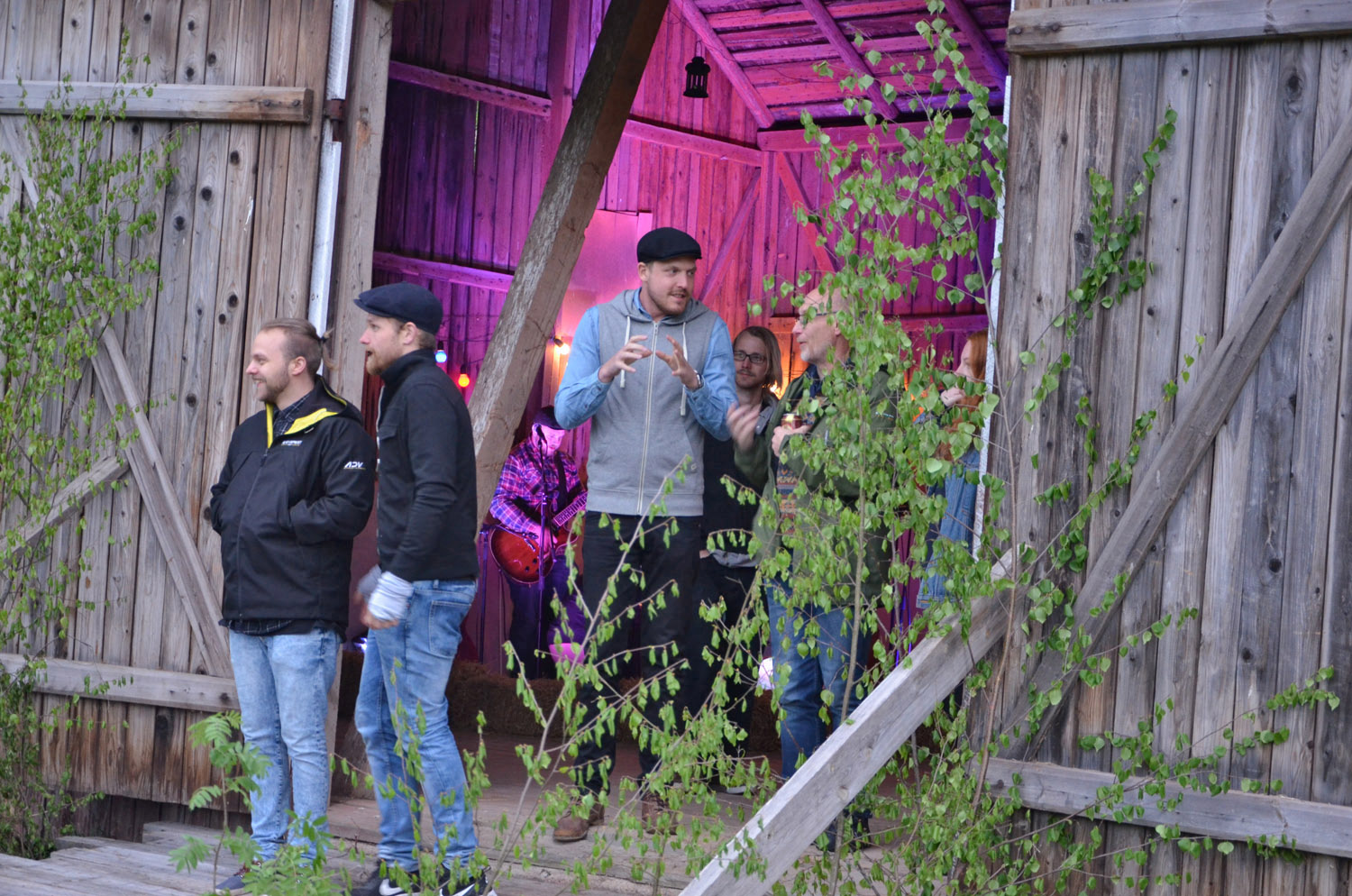 Röste.nu – Röstebilder – Logdans i Farmorsladan 2017