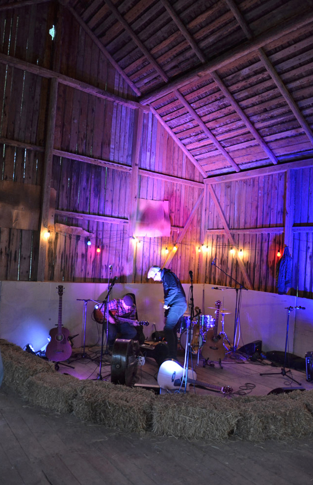 Röste.nu – Röstebilder – Logdans i Farmorsladan 2017