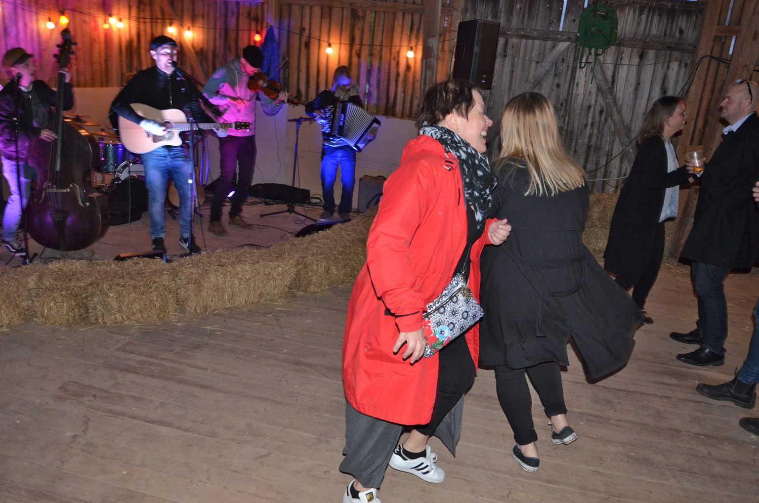 Röste.nu – Röstebilder – Logdans i Farmorsladan 2017