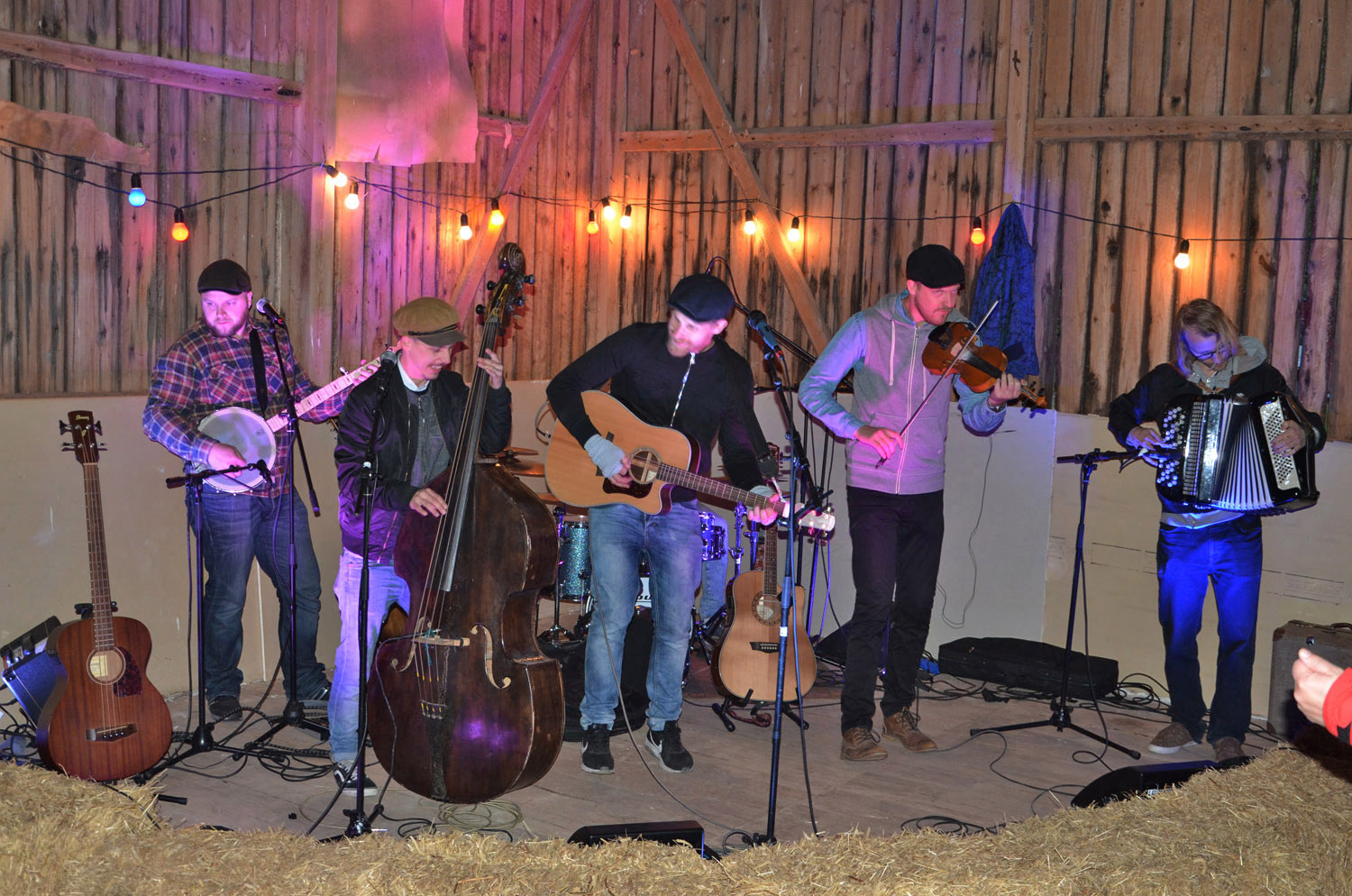 Röste.nu – Röstebilder – Logdans i Farmorsladan 2017