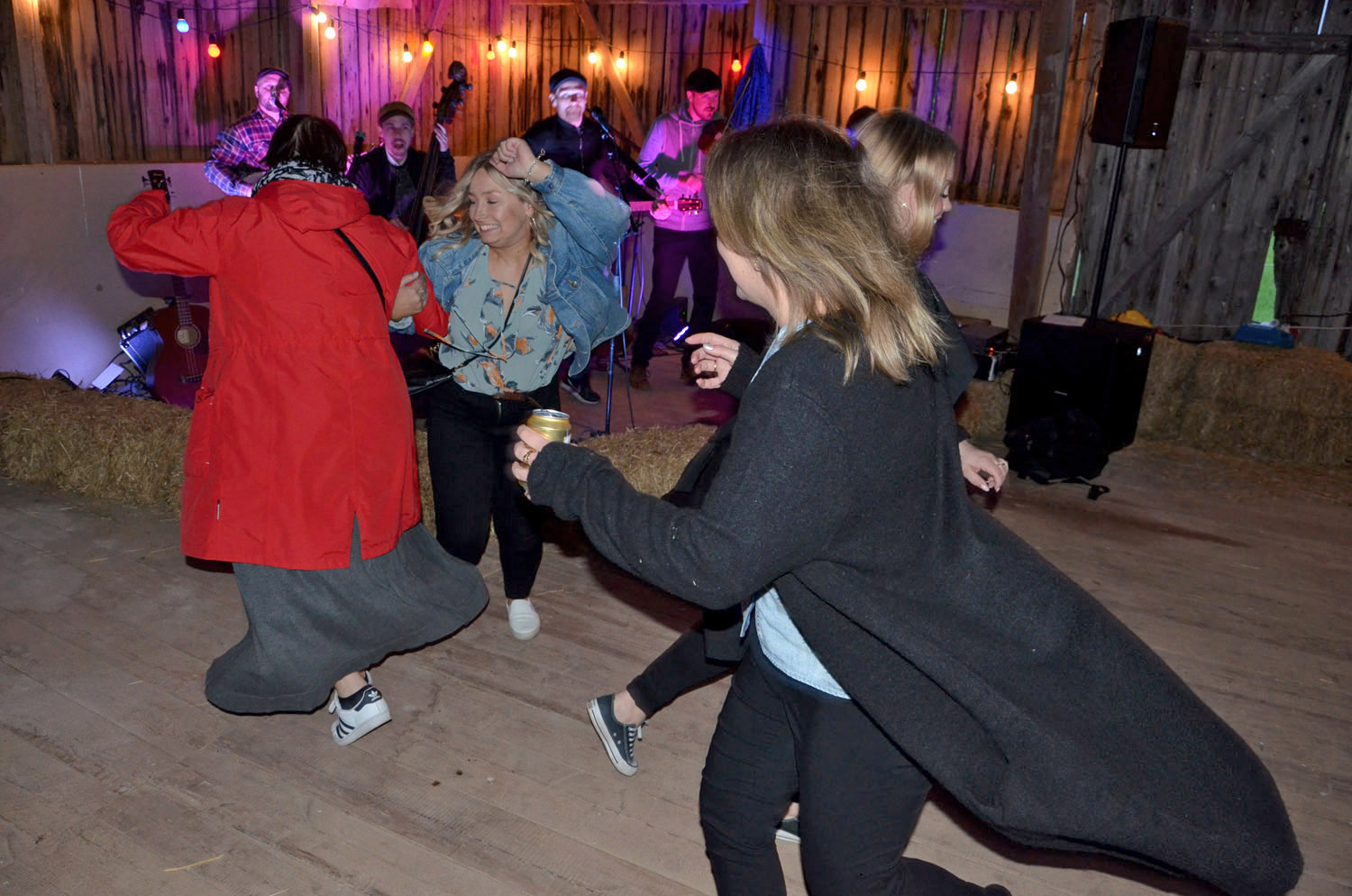 Röste.nu – Röstebilder – Logdans i Farmorsladan 2017