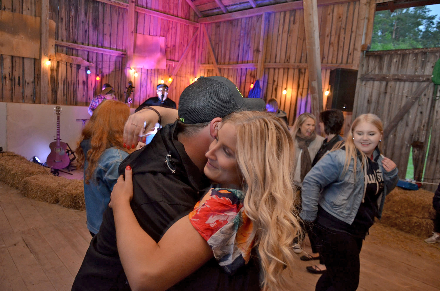 Röste.nu – Röstebilder – Logdans i Farmorsladan 2017