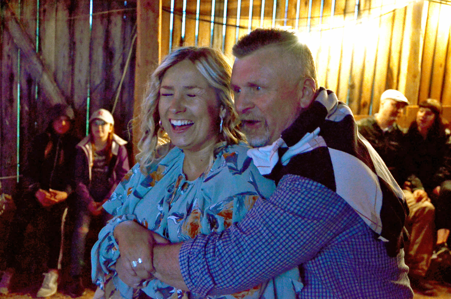 Röste.nu – Röstebilder – Logdans i Farmorsladan 2017