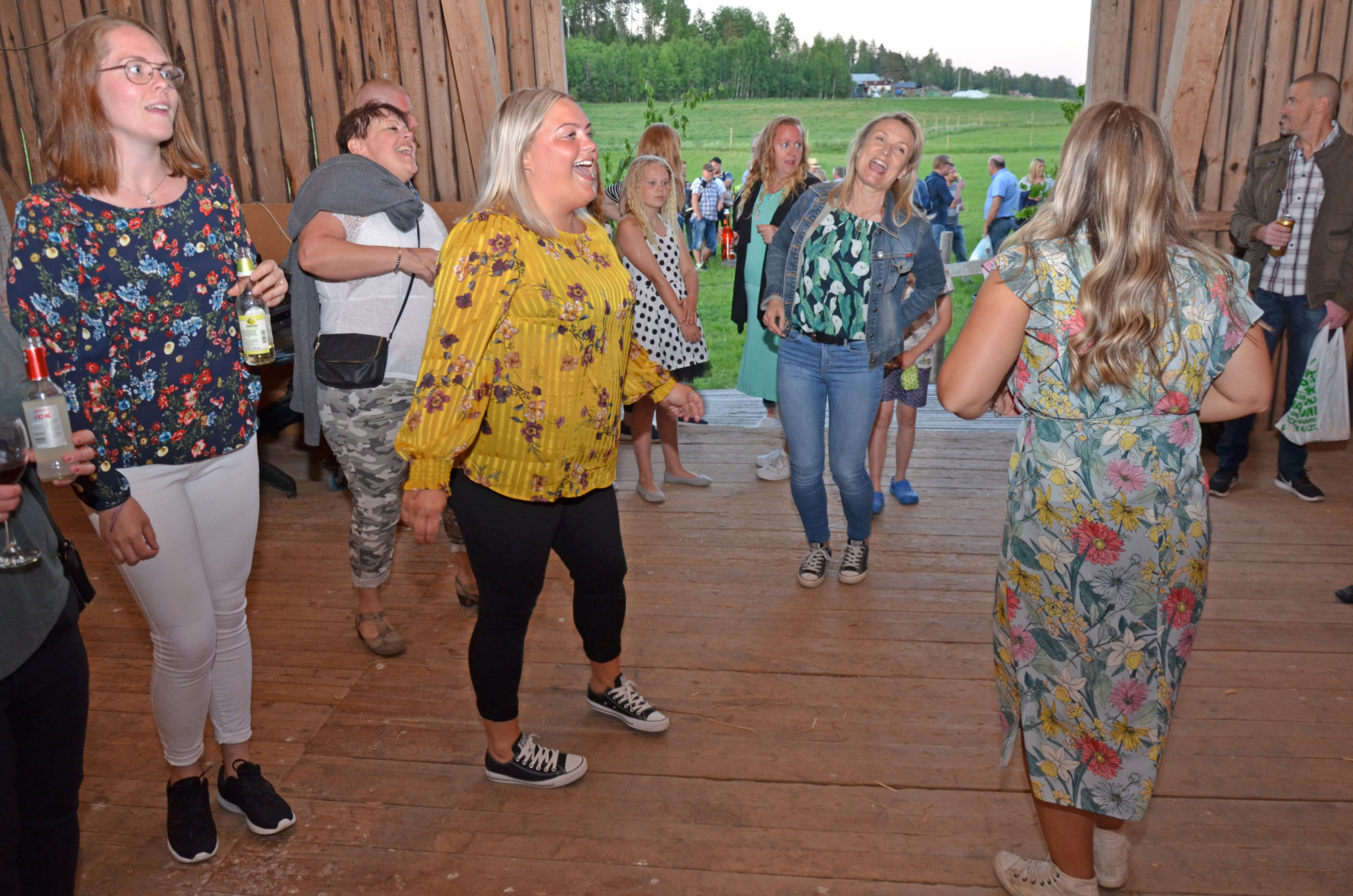 Röste.nu – Röstebilder – Logdans i Farmorsladan 2018