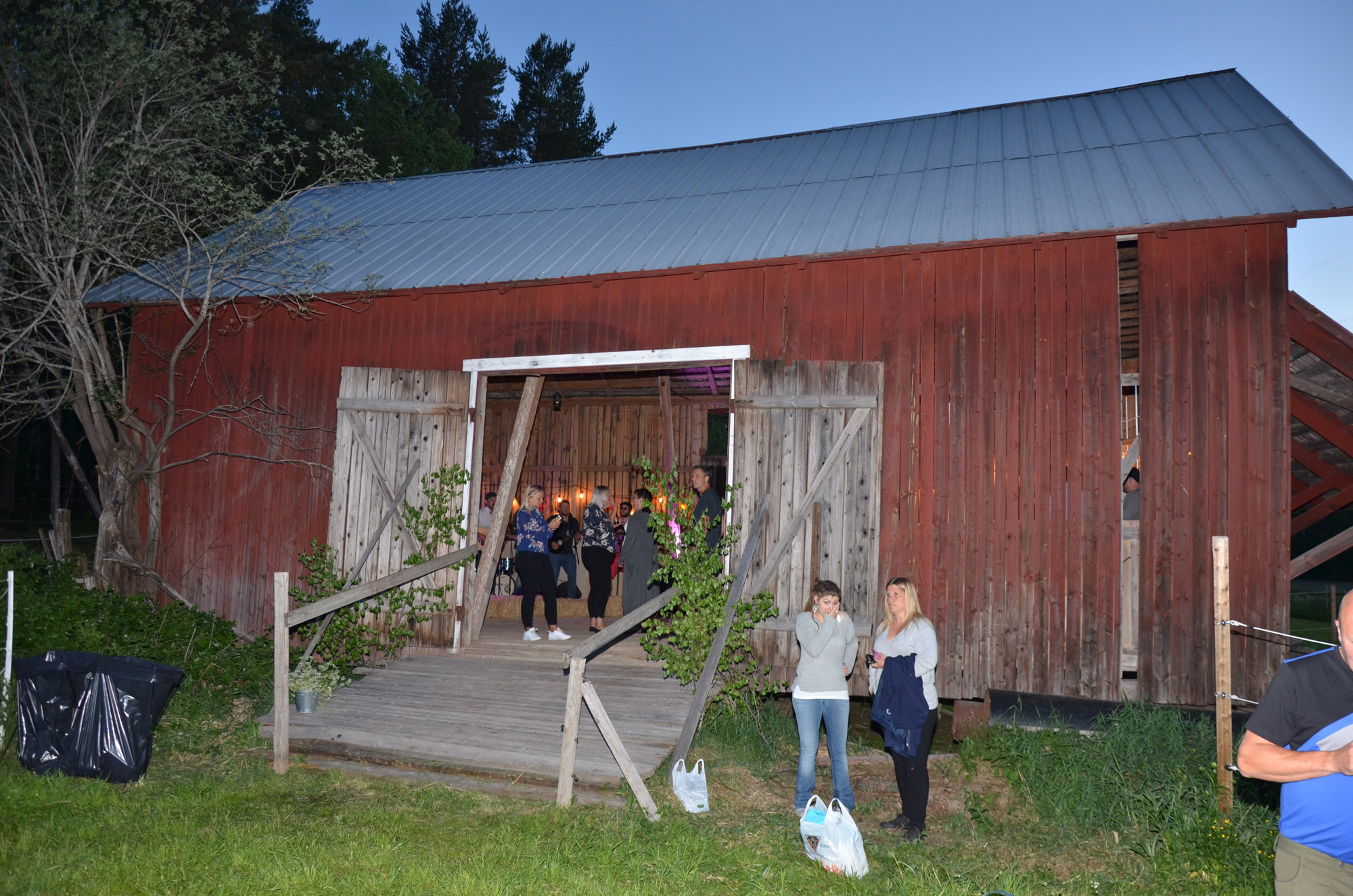Röste.nu – Röstebilder – Logdans i Farmorsladan 2018