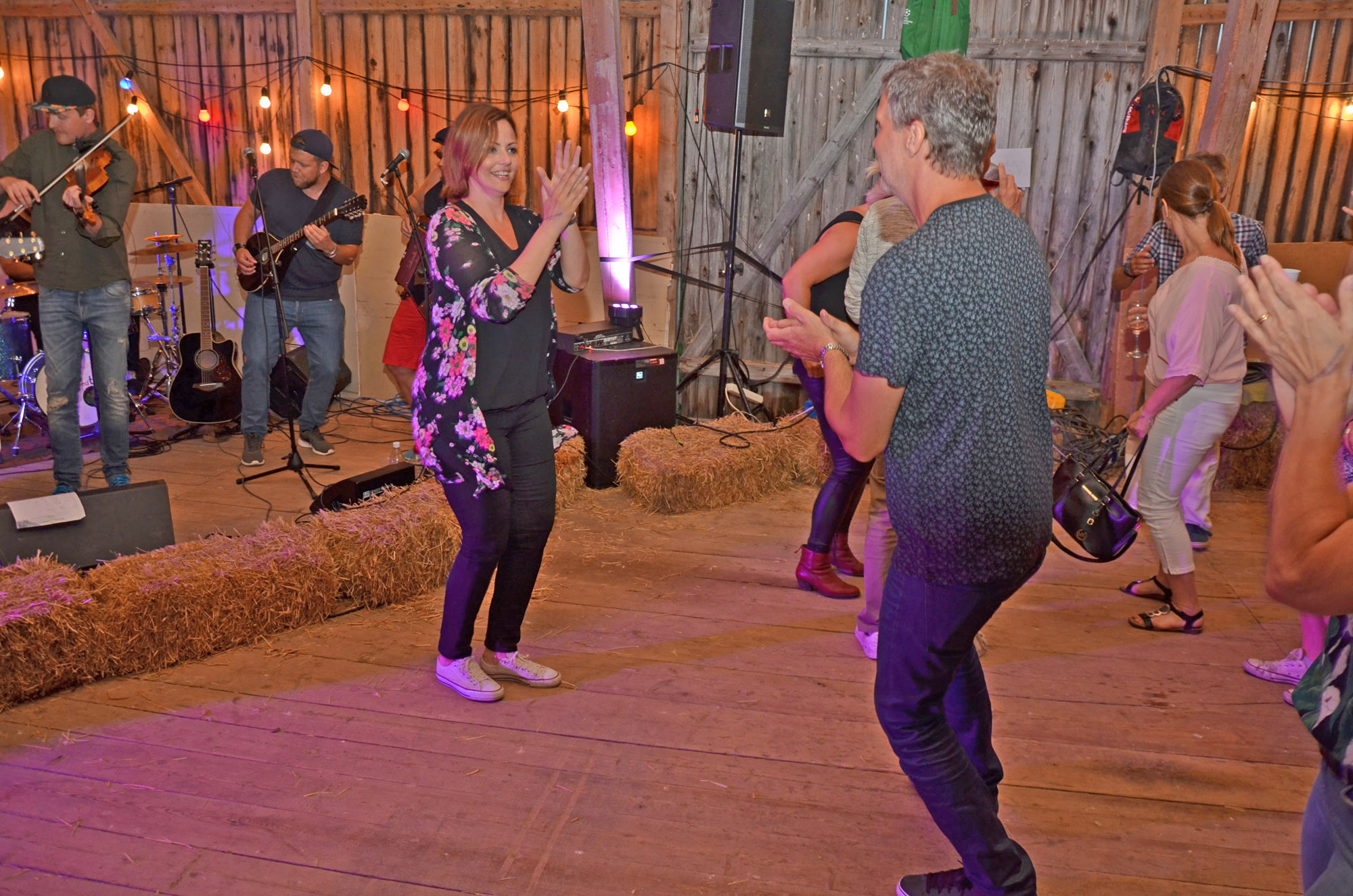 Röste.nu – Röstebilder – Logdans i Farmorsladan 2018