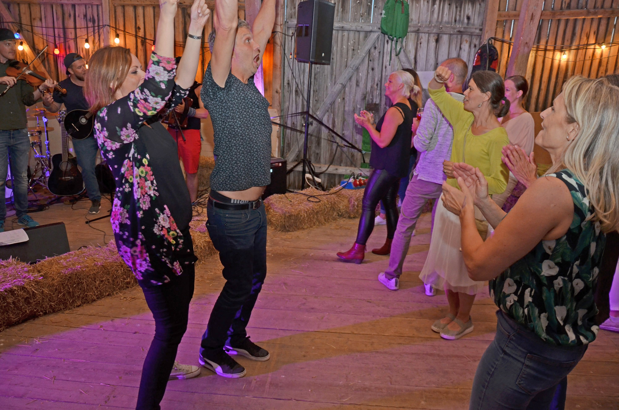 Röste.nu – Röstebilder – Logdans i Farmorsladan 2018