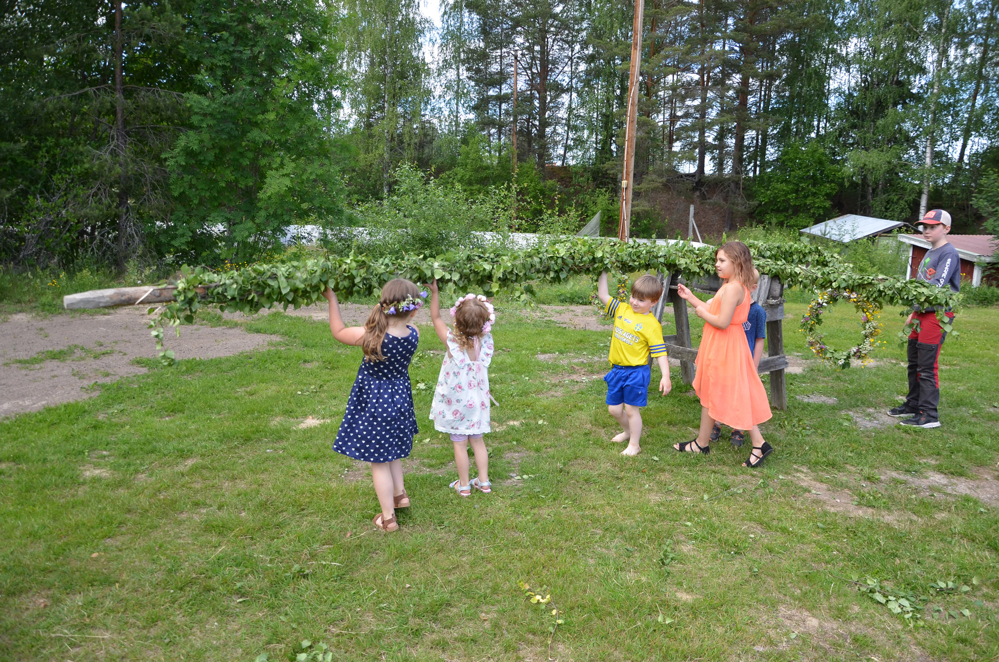 Röste.nu – Röstebilder – Midsommarfirande vid Dönjegården 2024
