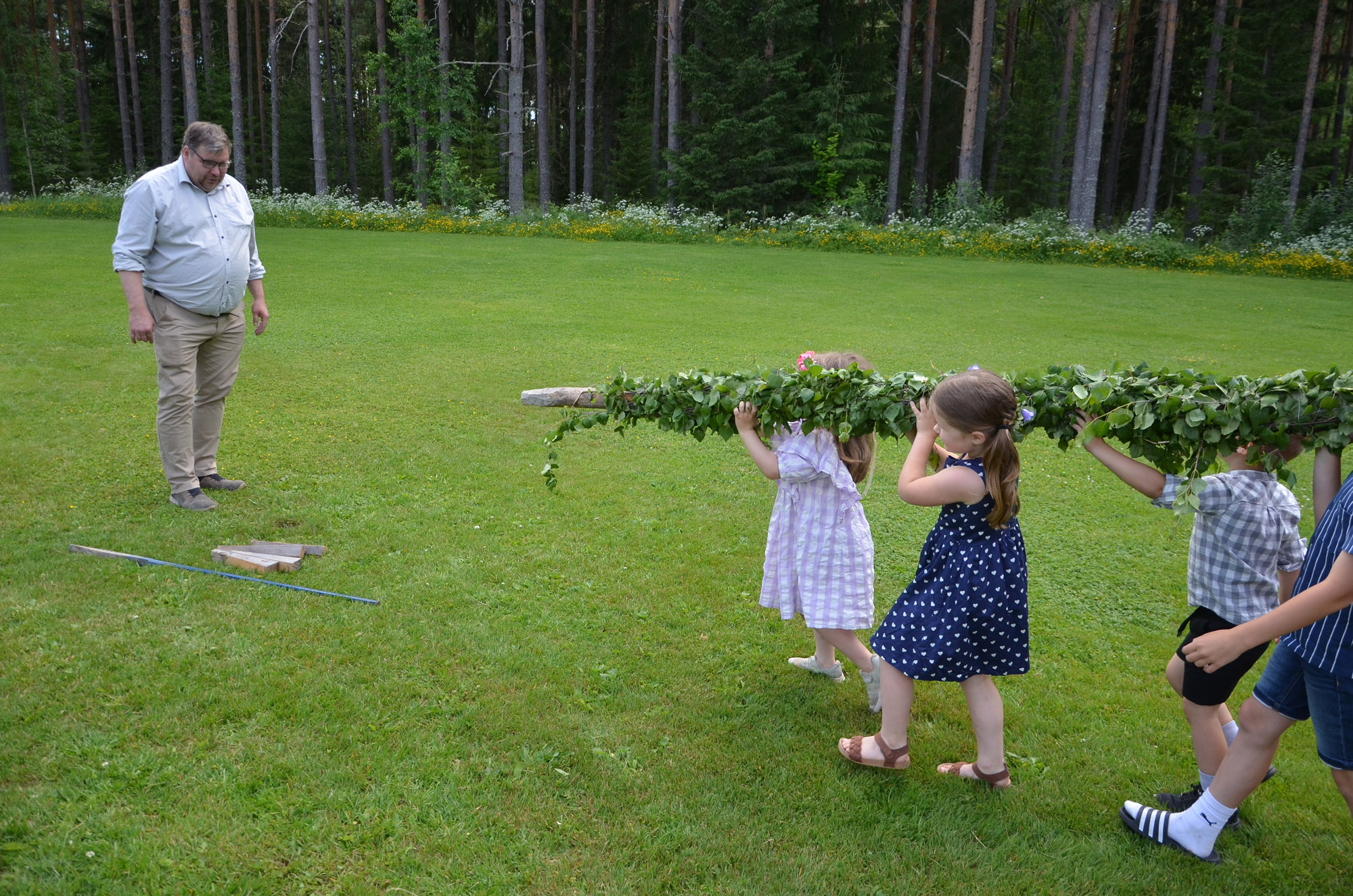 Röste.nu – Röstebilder – Midsommarfirande vid Dönjegården 2024