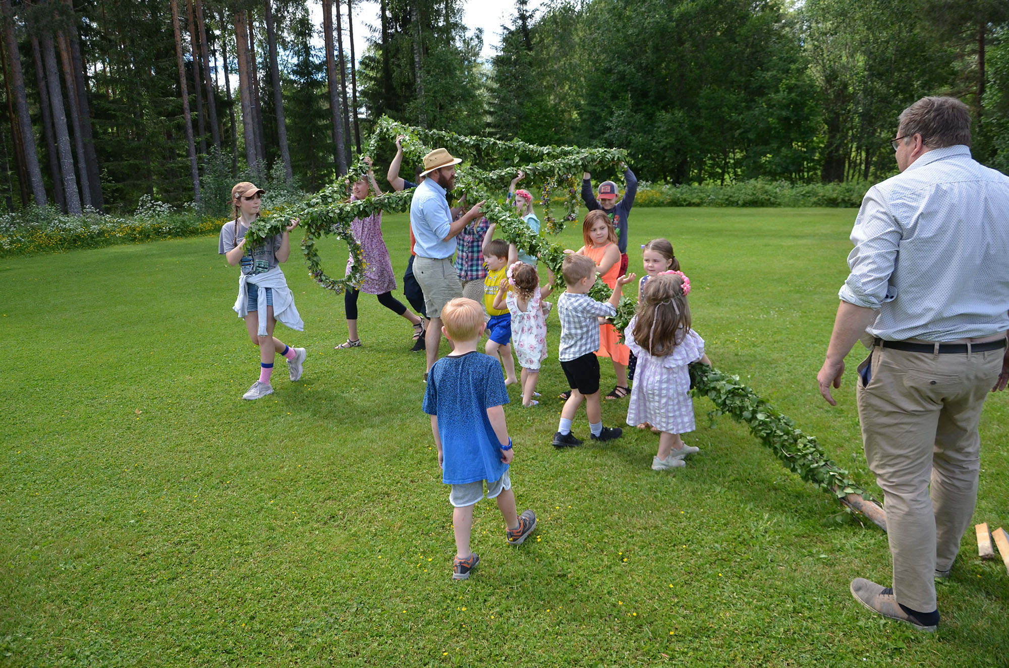 Röste.nu – Röstebilder – Midsommarfirande vid Dönjegården 2024