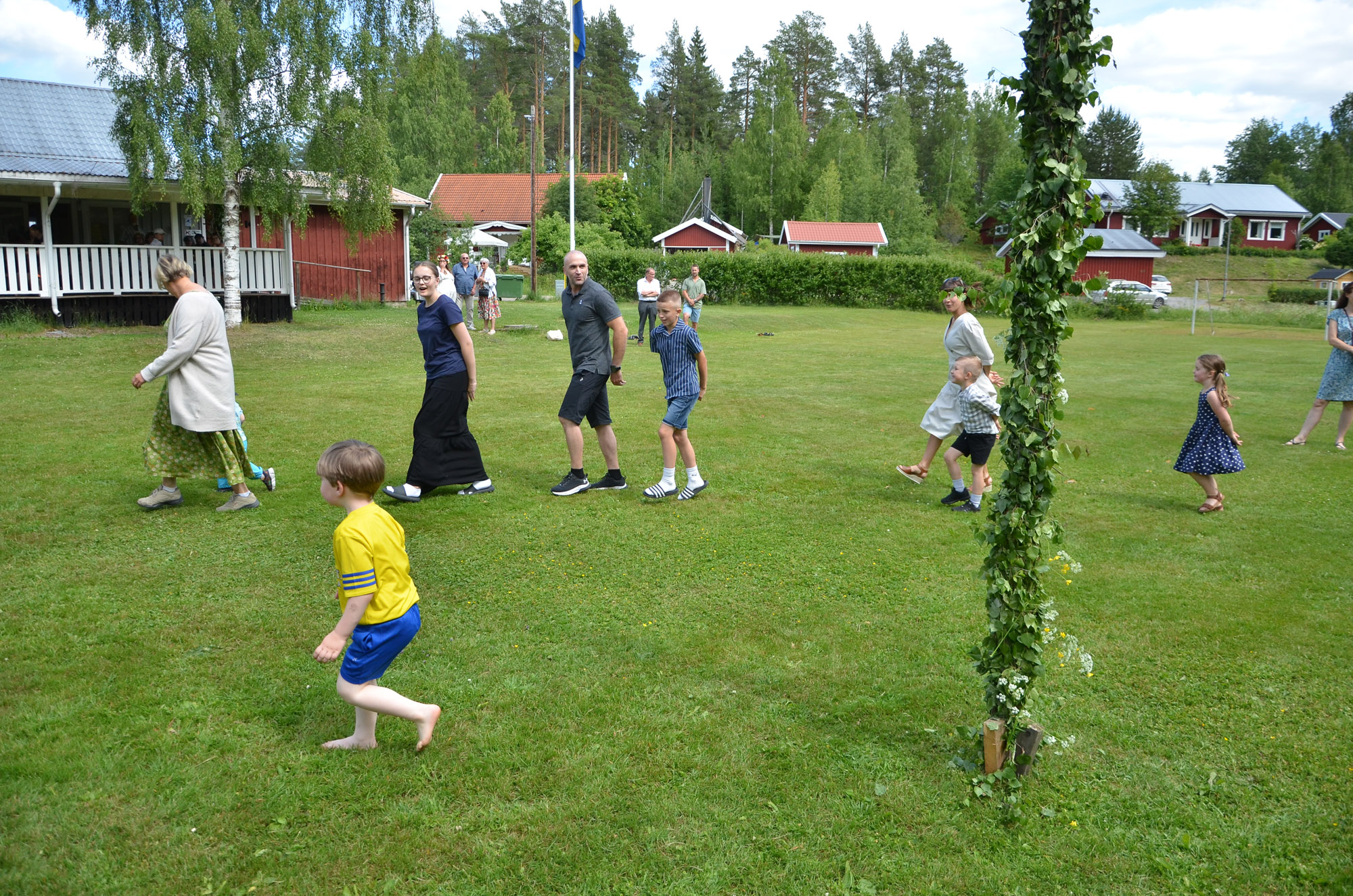 Röste.nu – Röstebilder – Midsommarfirande vid Dönjegården 2024