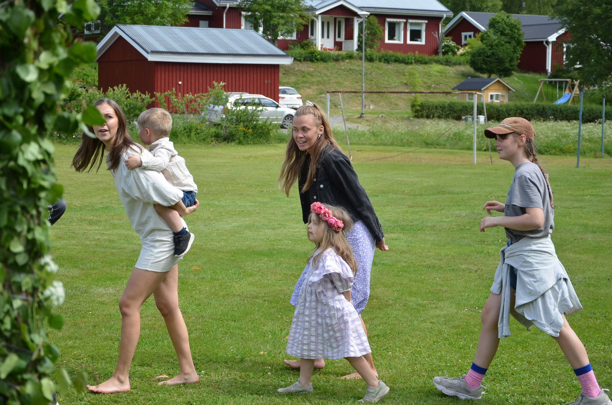 Röste.nu – Röstebilder – Midsommarfirande vid Dönjegården 2024