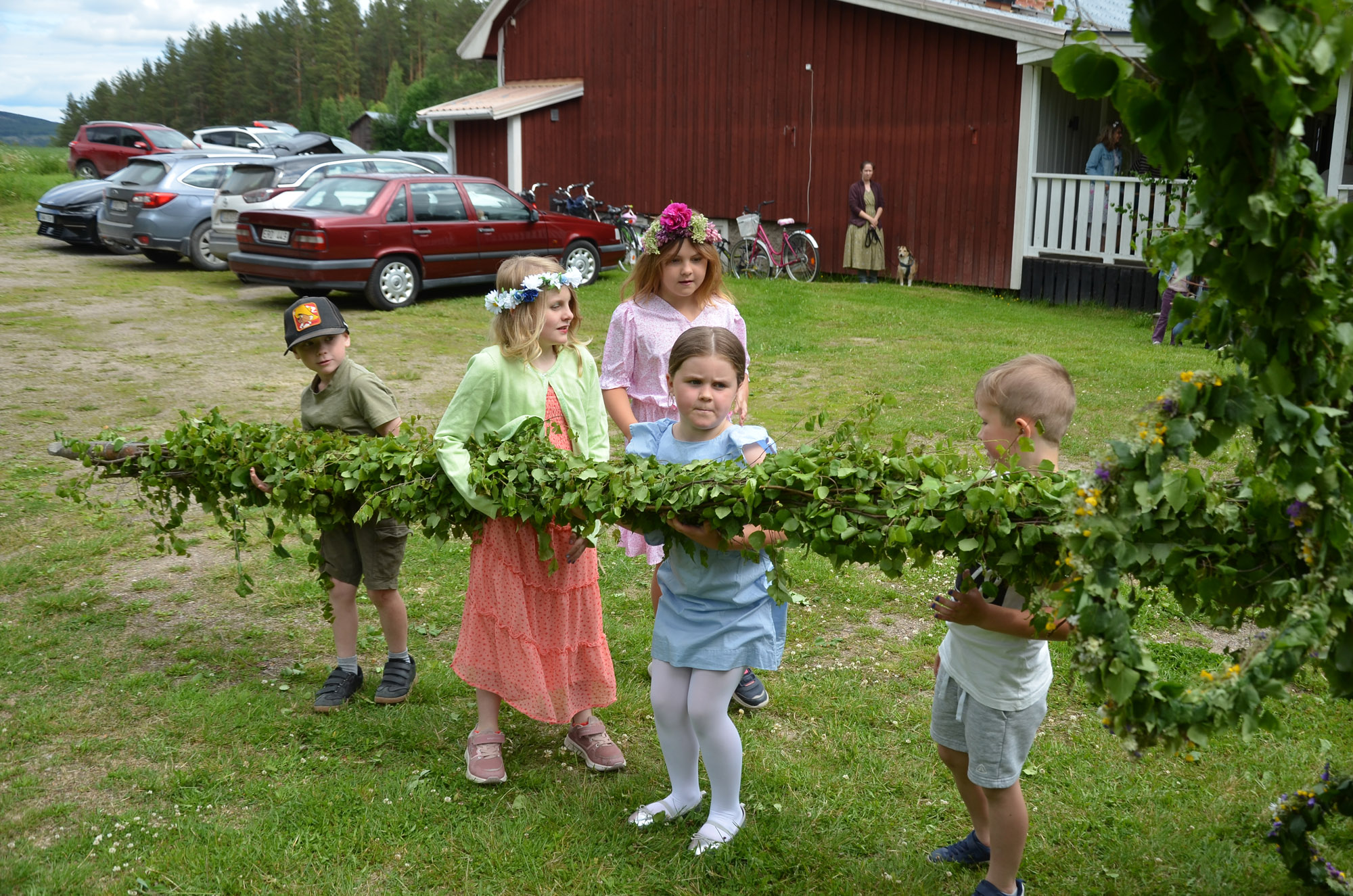 Röste.nu – Röstebilder – Midsommarfirande vid Dönjegården 2025