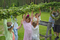 Röste.nu – Röstebilder – Midsommarfirande vid Dönjegården 2025