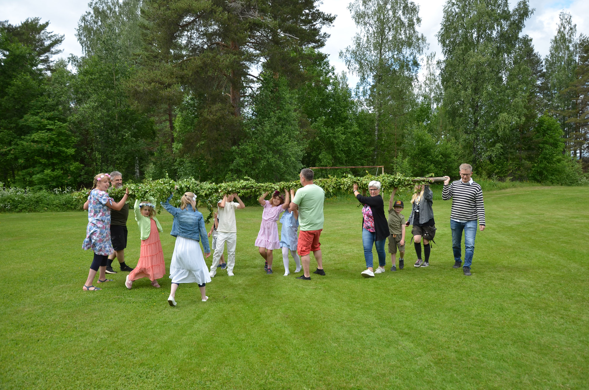 Röste.nu – Röstebilder – Midsommarfirande vid Dönjegården 2025
