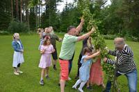 Röste.nu – Röstebilder – Midsommarfirande vid Dönjegården 2025