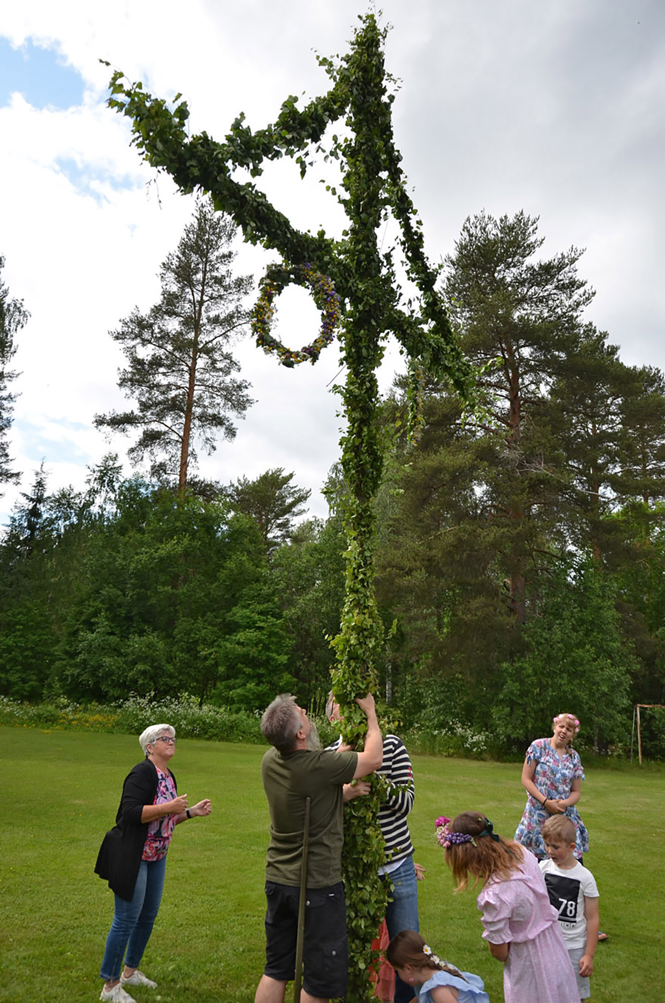 Röste.nu – Röstebilder – Midsommarfirande vid Dönjegården 2025