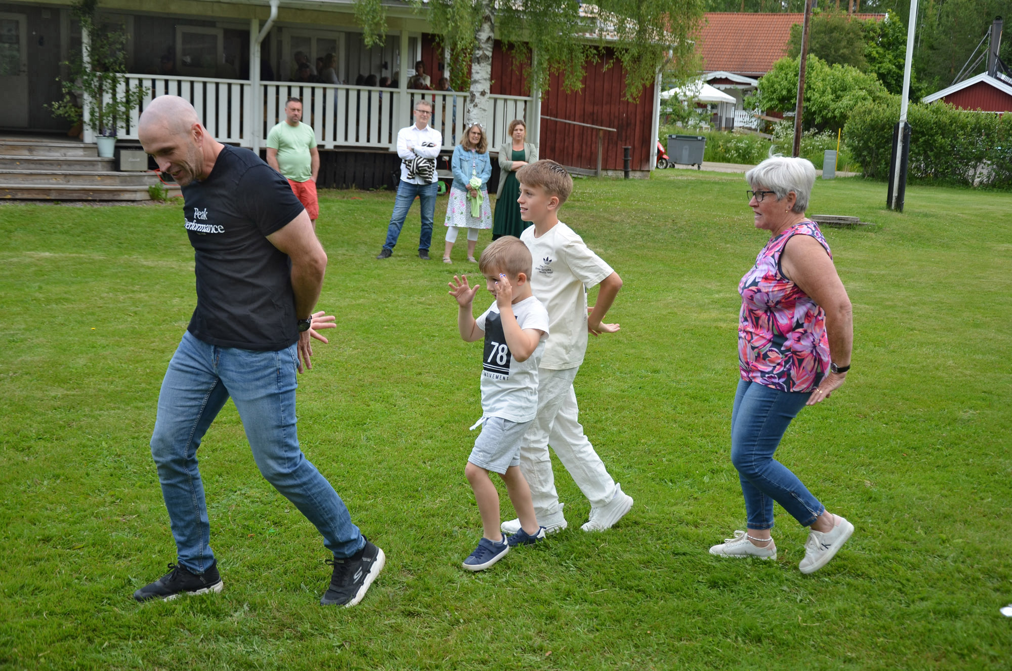 Röste.nu – Röstebilder – Midsommarfirande vid Dönjegården 2025