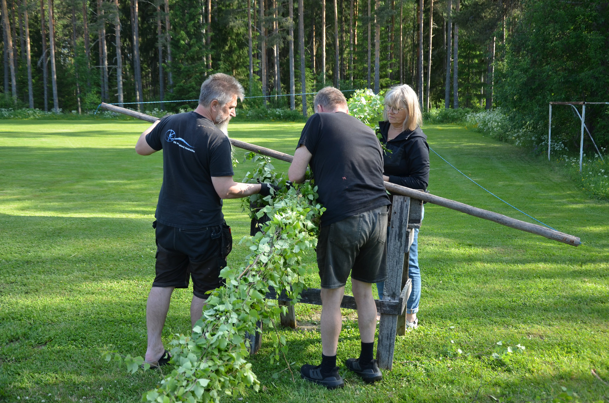 Röste.nu – Röstebilder – Inför midsommarfirandet vid Dönjegården 2025