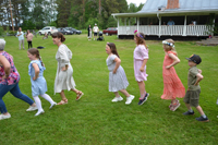 Röste.nu – Röstebilder – Midsommarfirande vid Dönjegården 2025