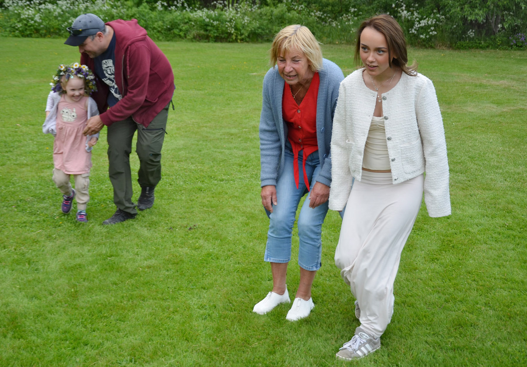 Röste.nu – Röstebilder – Midsommarfirande vid Dönjegården 2025