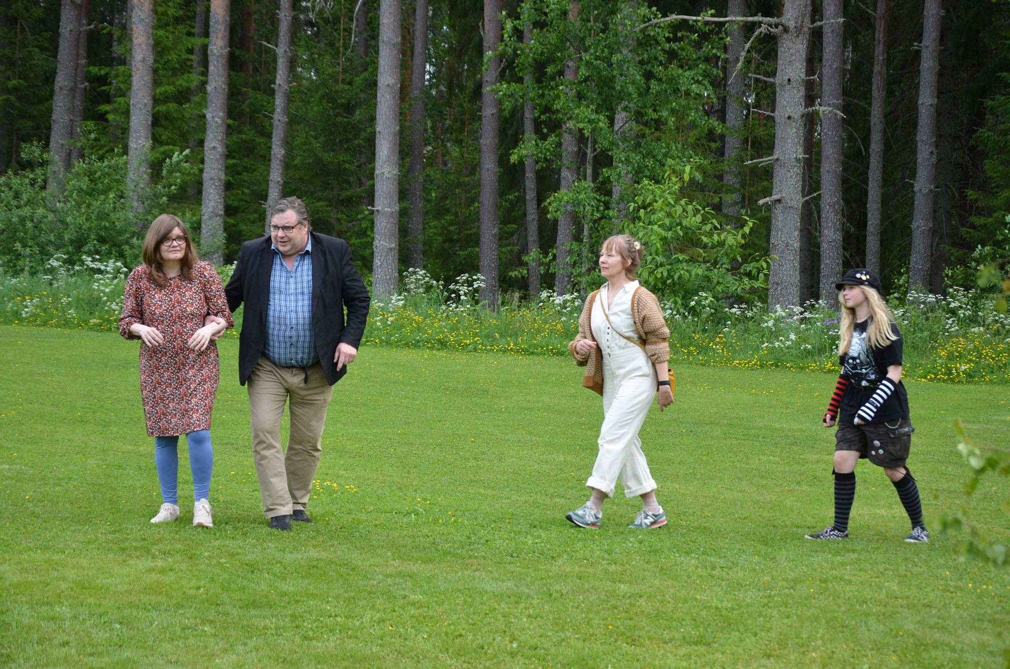 Röste.nu – Röstebilder – Midsommarfirande vid Dönjegården 2025
