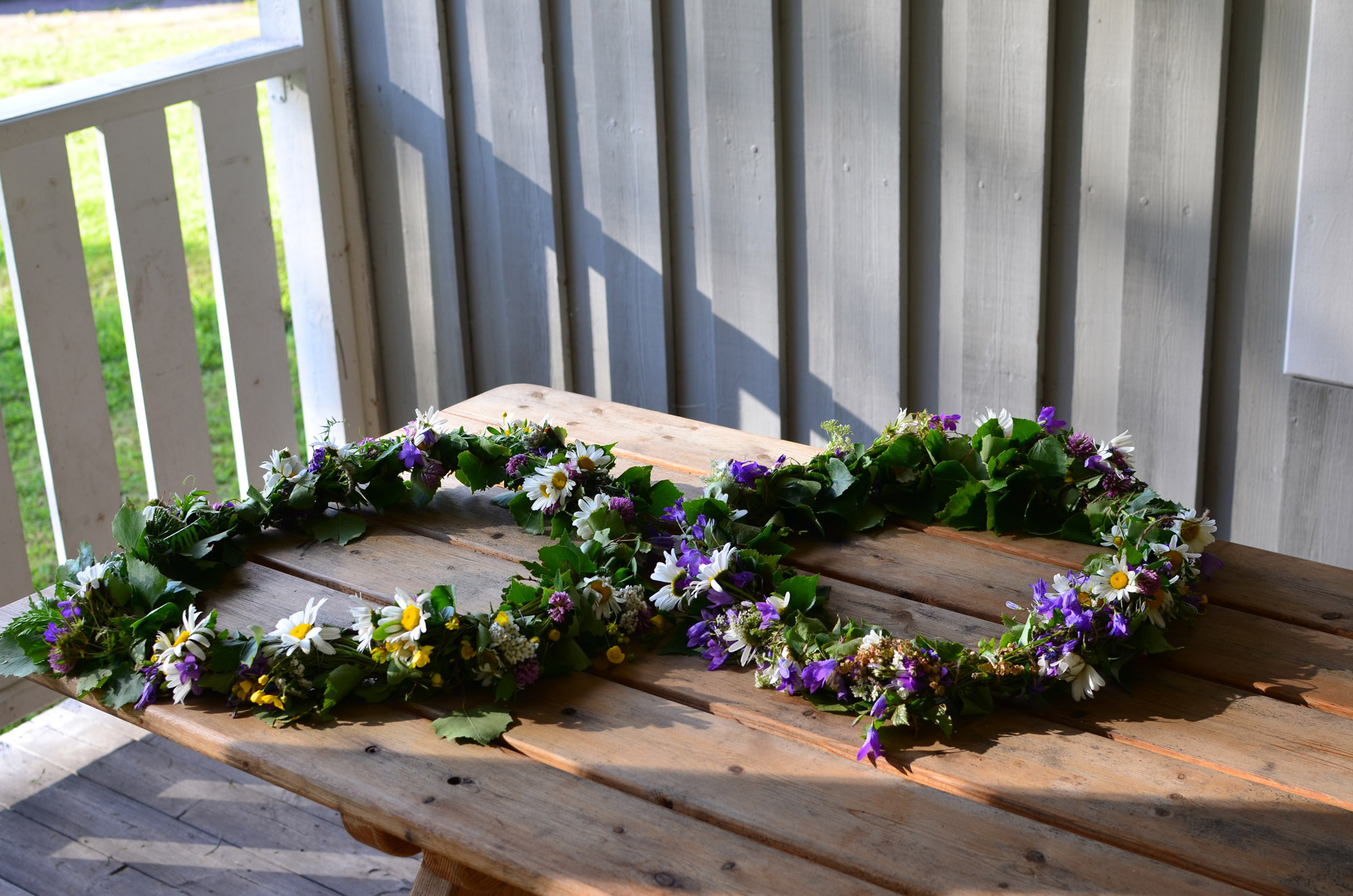 Röste.nu – Röstebilder – Inför midsommarfirandet vid Dönjegården 2026