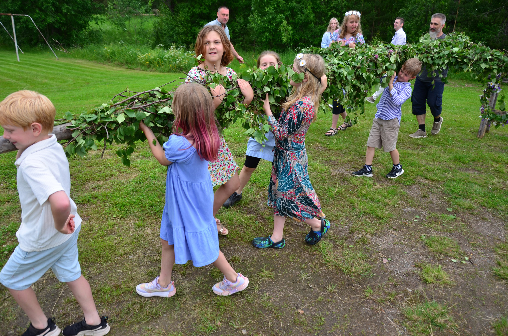 Röste.nu – Röstebilder – Midsommarfirande vid Dönjegården 2026