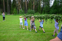 Röste.nu – Röstebilder – Midsommarfirande vid Dönjegården 2026