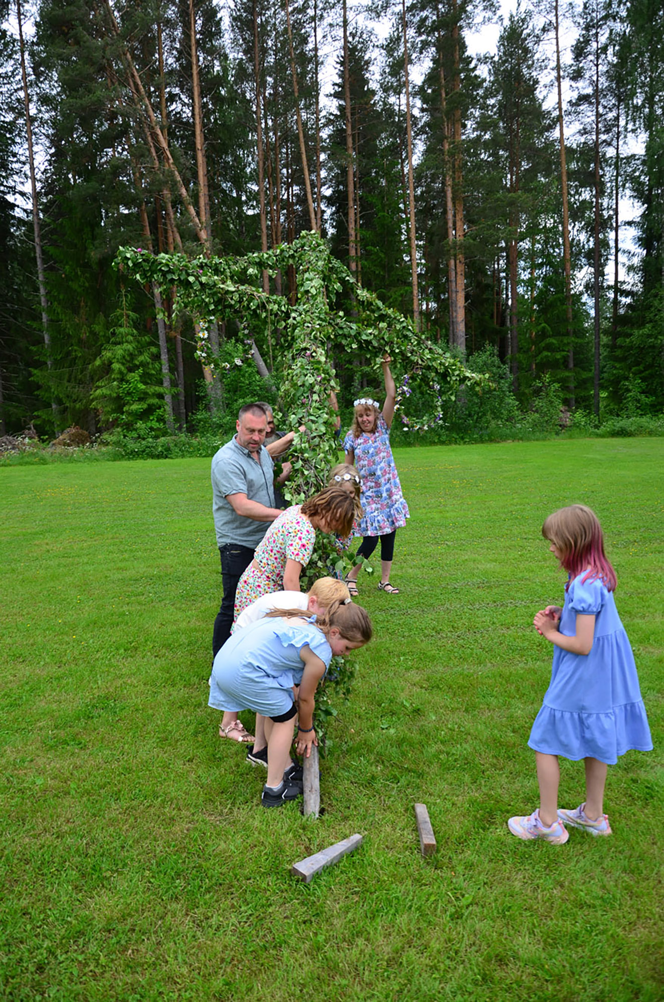Röste.nu – Röstebilder – Midsommarfirande vid Dönjegården 2026