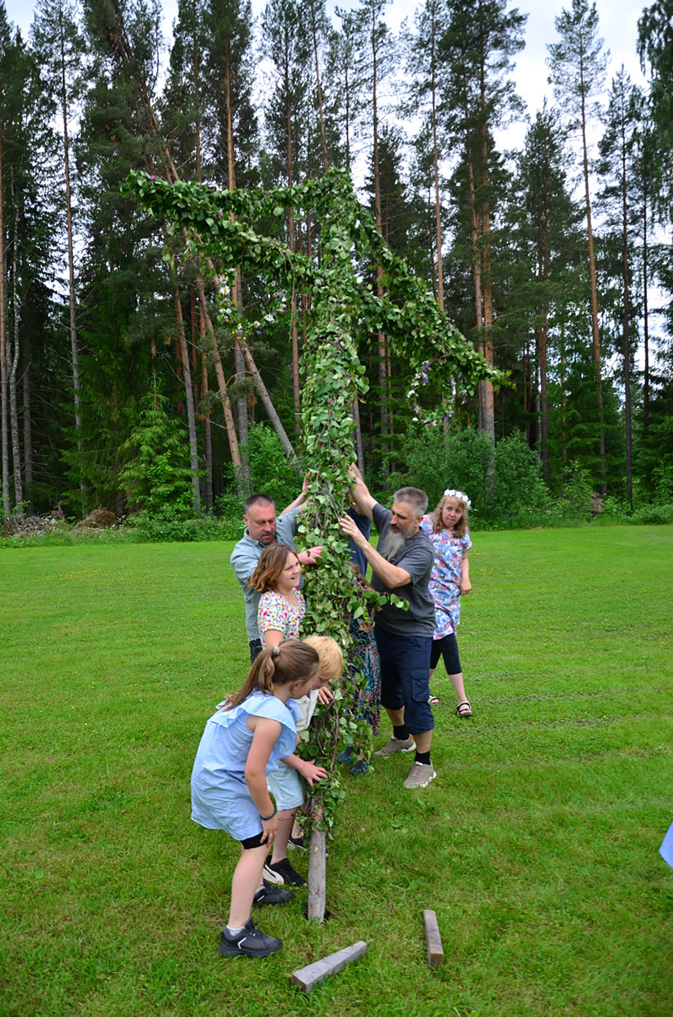 Röste.nu – Röstebilder – Midsommarfirande vid Dönjegården 2026