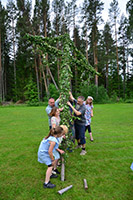 Röste.nu – Röstebilder – Midsommarfirande vid Dönjegården 2026