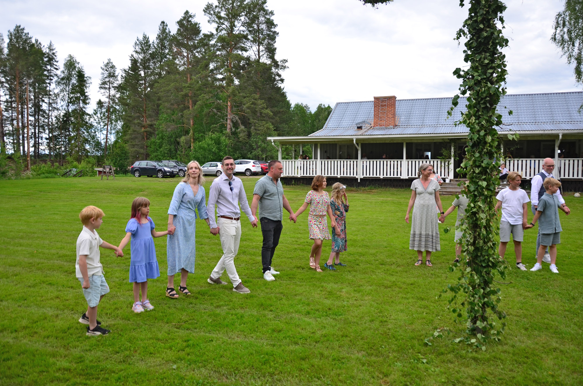 Röste.nu – Röstebilder – Midsommarfirande vid Dönjegården 2026