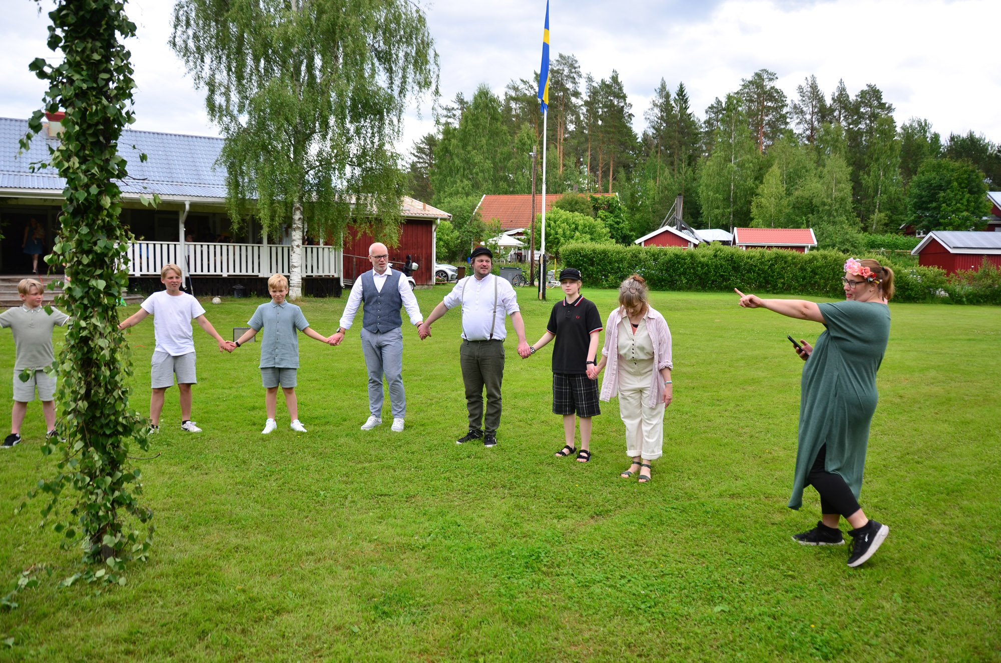Röste.nu – Röstebilder – Midsommarfirande vid Dönjegården 2026